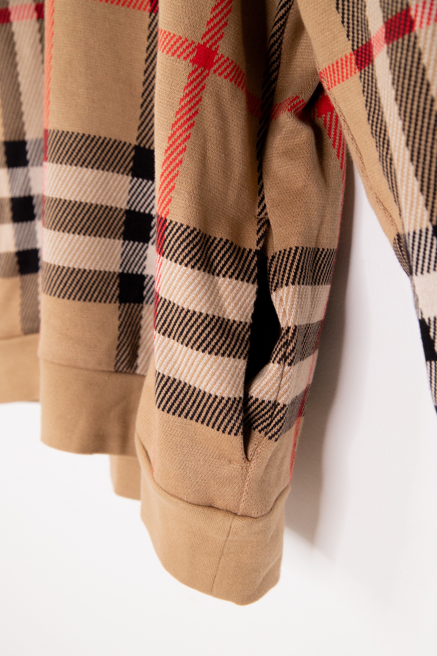 Burberry Kapuzenpullover in Beige, Schwarz und Rot