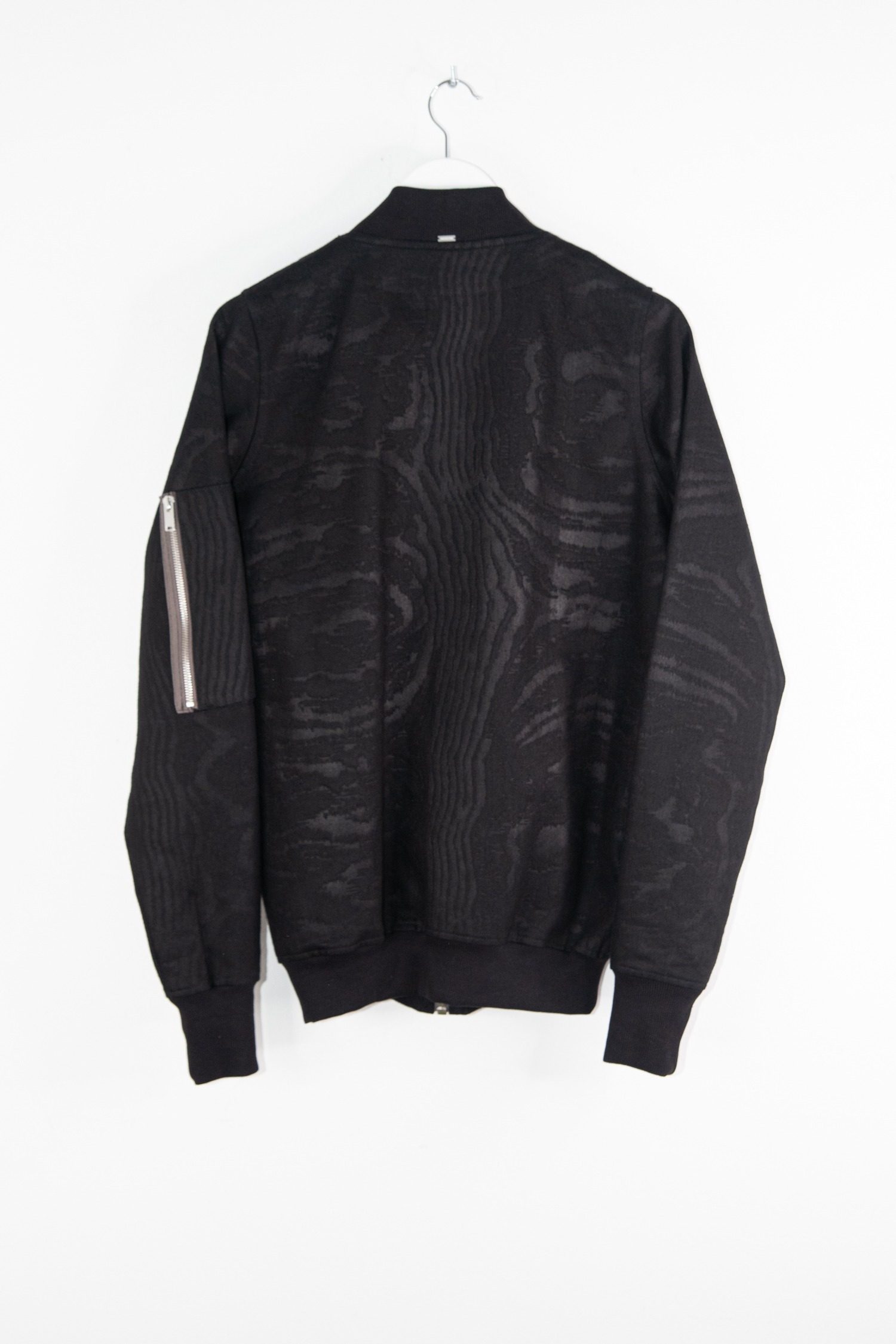 Thumbnail of http://AM%20Couture%20Bomberjacke%20mit%20dezentem%20Zebramuster%20in%20Schwarz