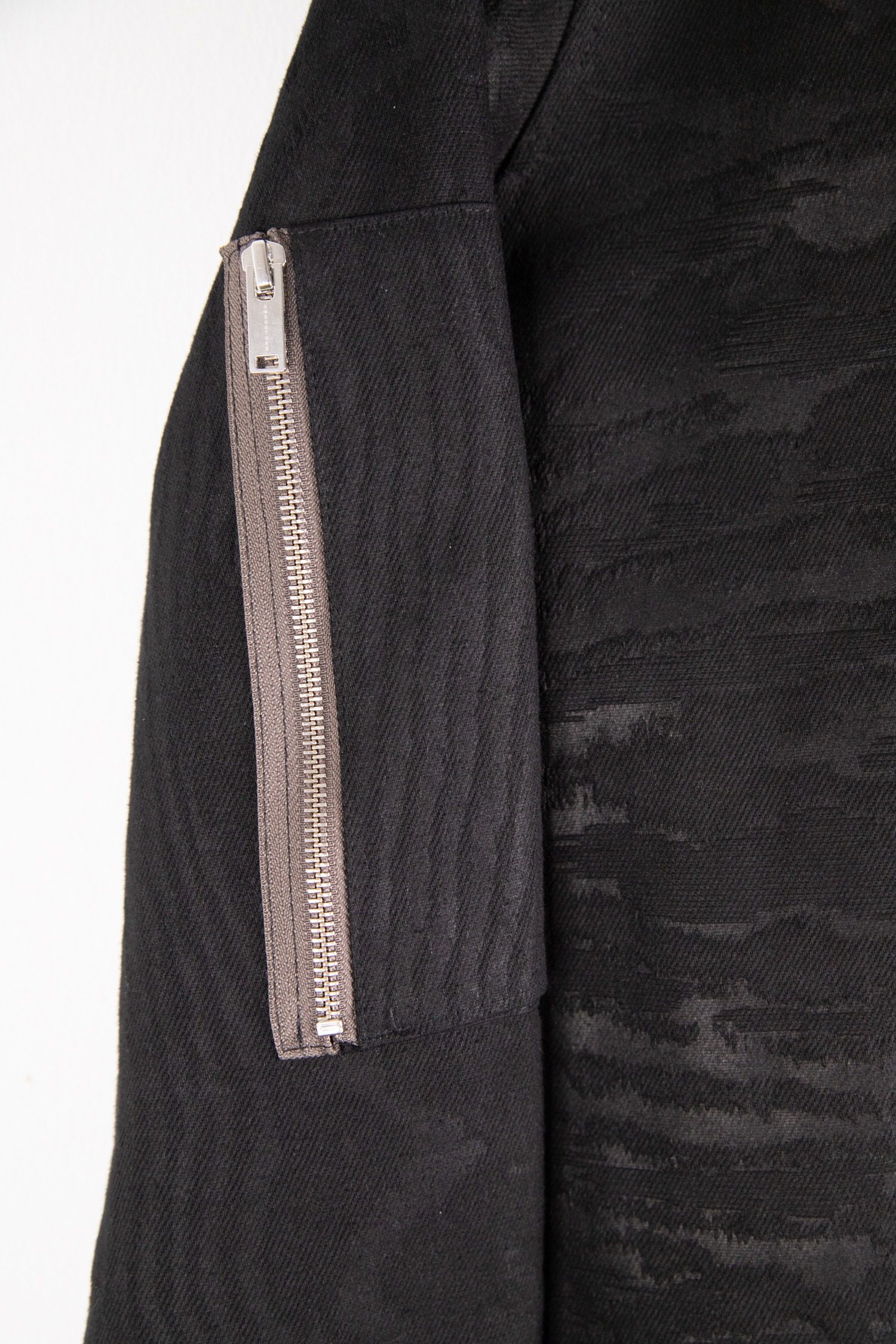 Thumbnail of http://AM%20Couture%20Bomberjacke%20mit%20dezentem%20Zebramuster%20in%20Schwarz