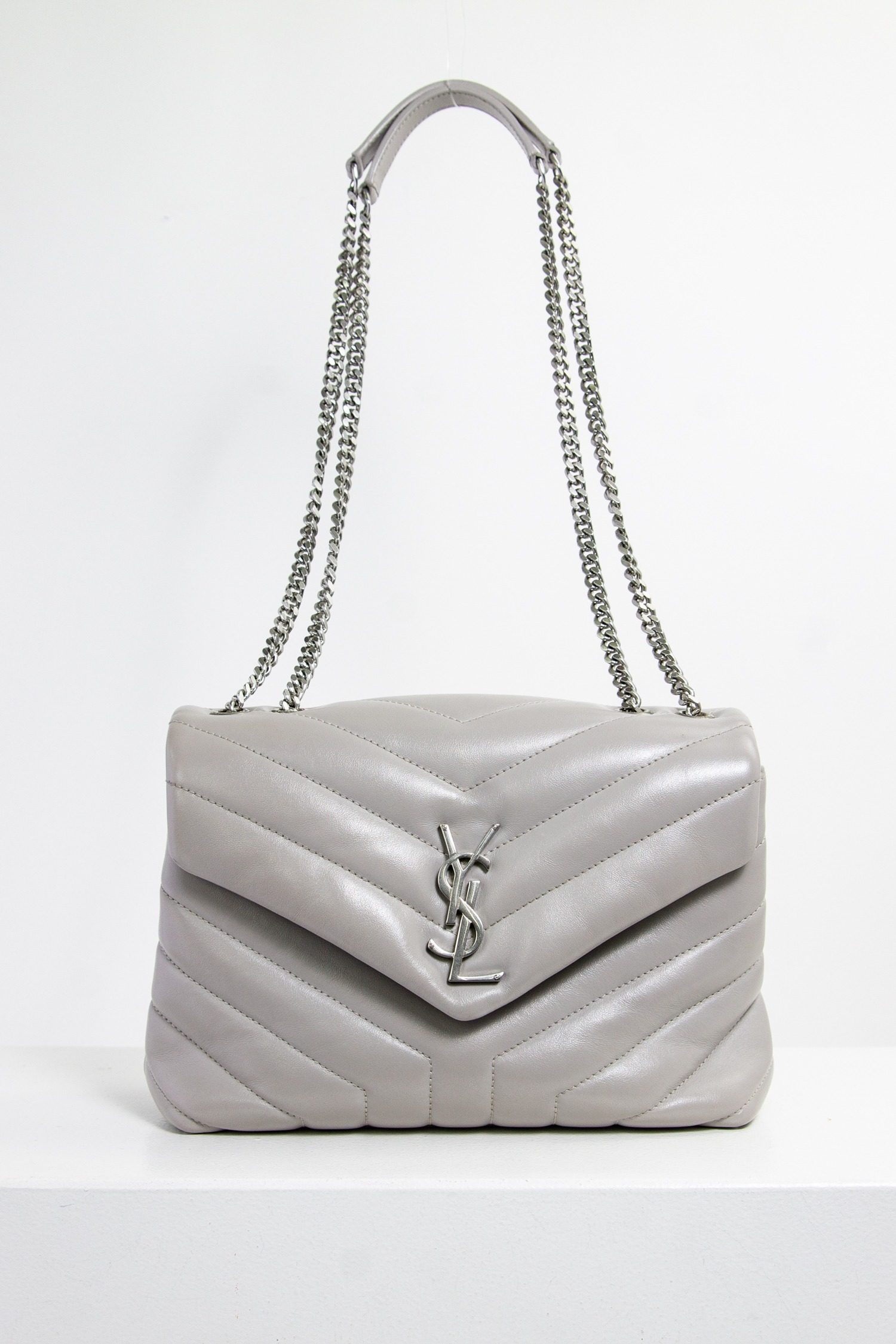 Thumbnail of http://Saint%20Laurent%20Loulou%20Small%20Schultertasche%20in%20hellgrau