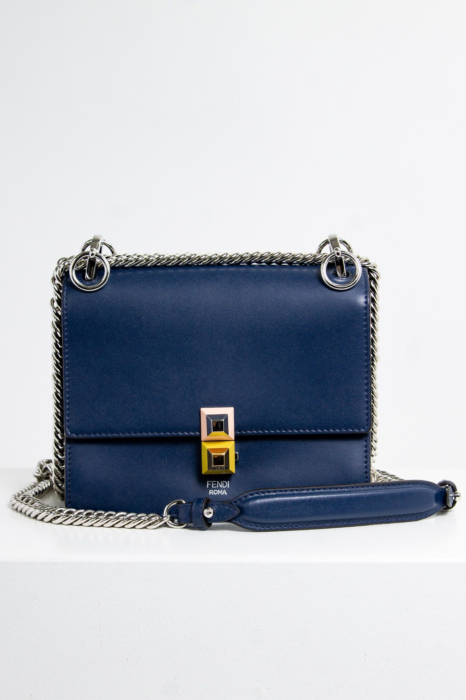 Thumbnail of http://Fendi%20Kan%20I%20Umhängetasche%20in%20dunkelblau