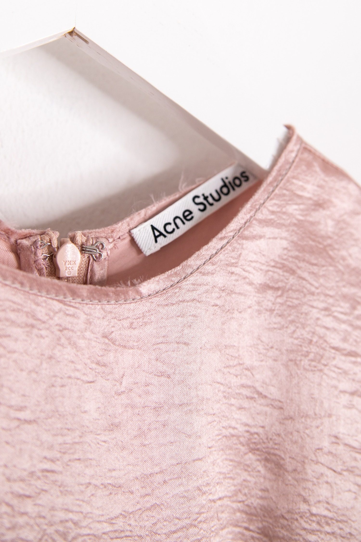 Thumbnail of http://Acne%20Studios%20Midikleid%20aus%20Satin%20in%20Rosa