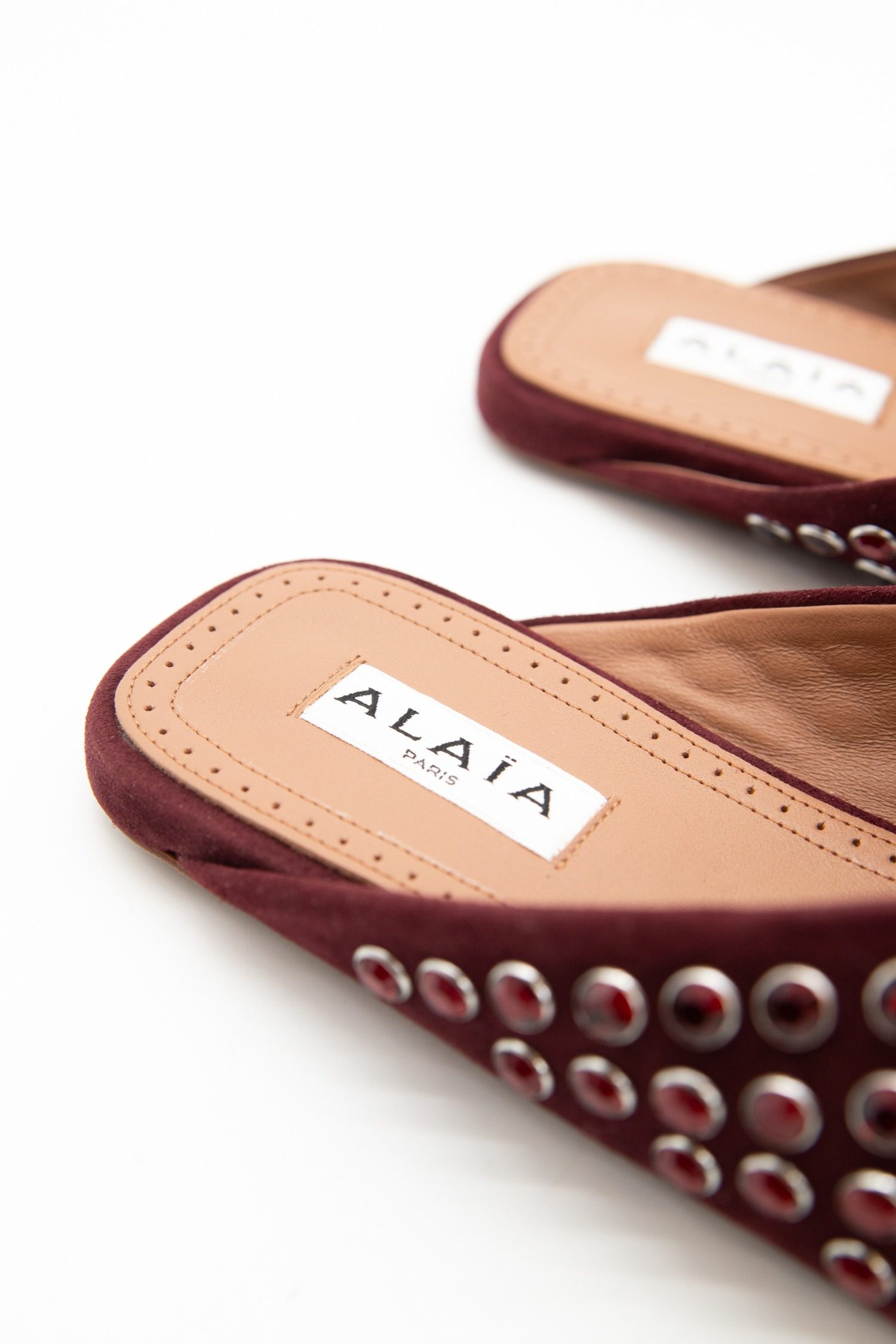 Thumbnail of http://Alaïa%20Pantoletten%20mit%20Strasssteinen%20in%20Bordeaux%20und%20Rot