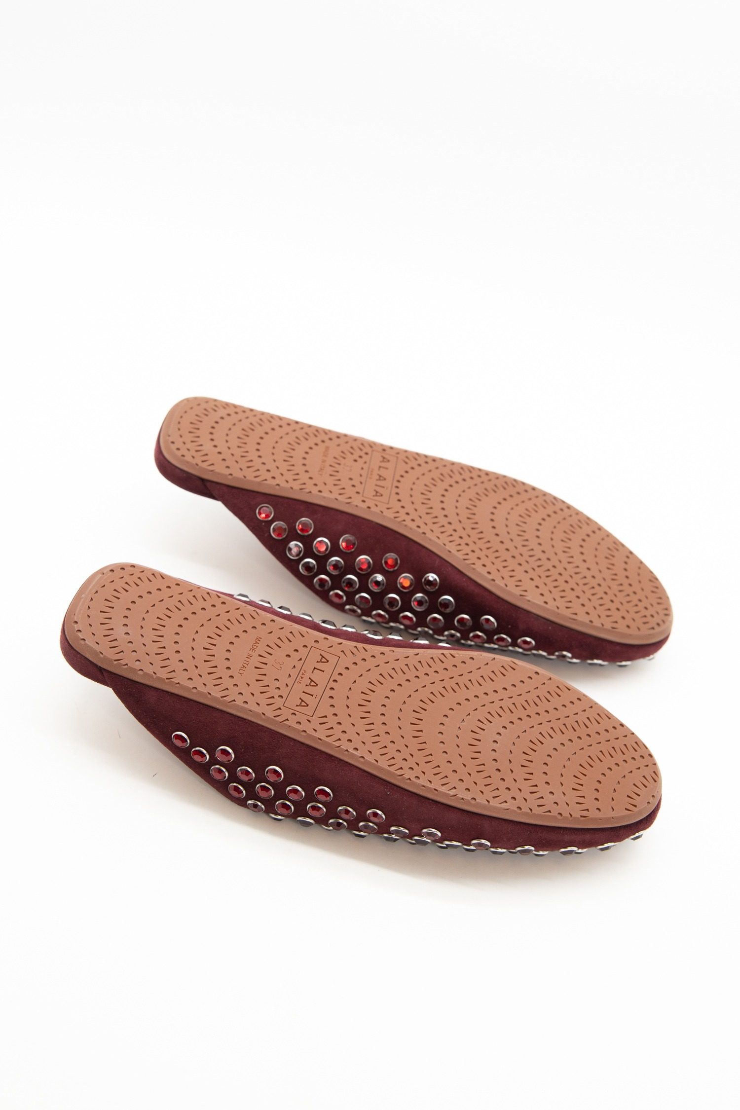 Thumbnail of http://Alaïa%20Pantoletten%20mit%20Strasssteinen%20in%20Bordeaux%20und%20Rot