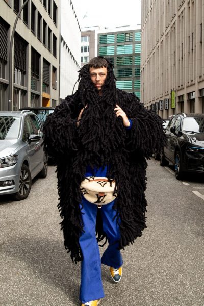 Alaia "Fringes Coat" Langer Mantel mit handverarbeiteten Fransen in Schwarz
