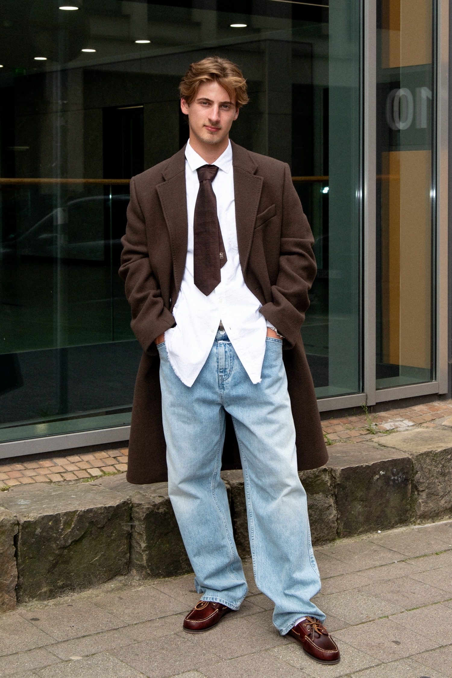 Thumbnail of http://Ami%20langer,%20gerader%20Mantel%20in%20Dunkelbraun