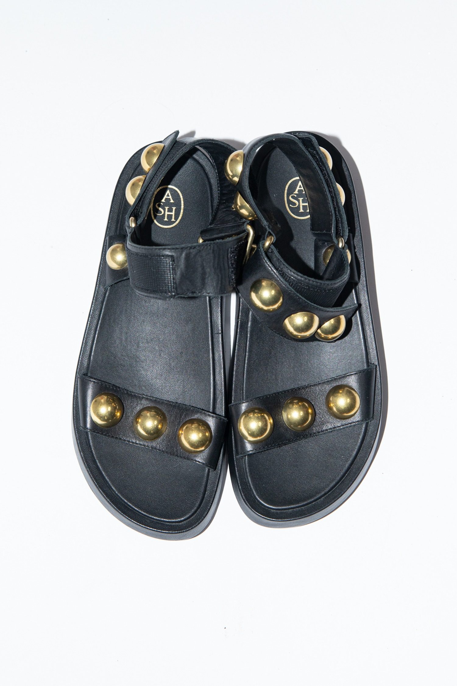 Thumbnail of http://ASH%20Plateausandalen%20mit%20goldenen%20Nieten%20in%20Schwarz