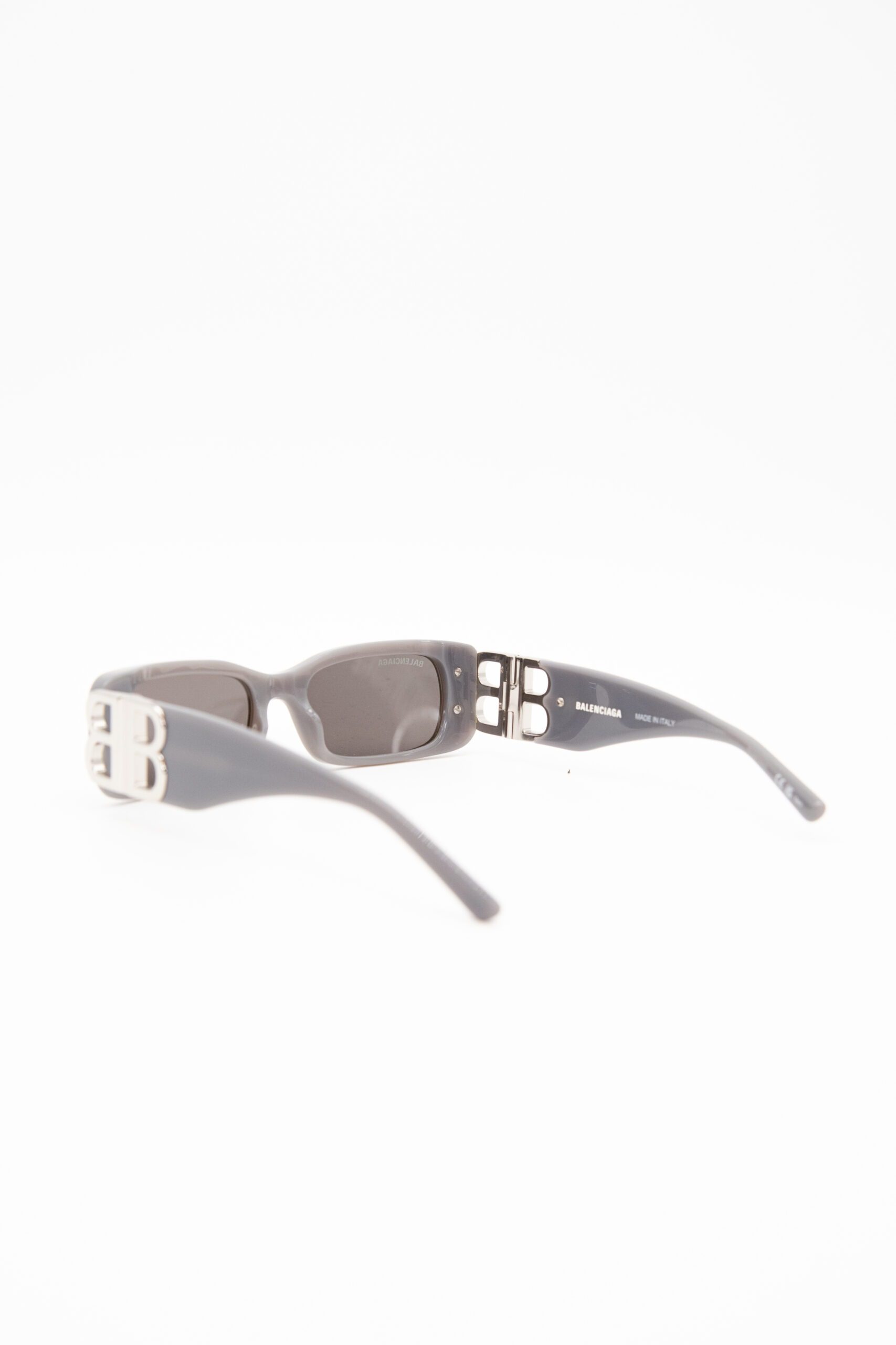 Thumbnail of http://Balenciaga%20Dynasty%20Sonnenbrille%20in%20Grau%20und%20Silber