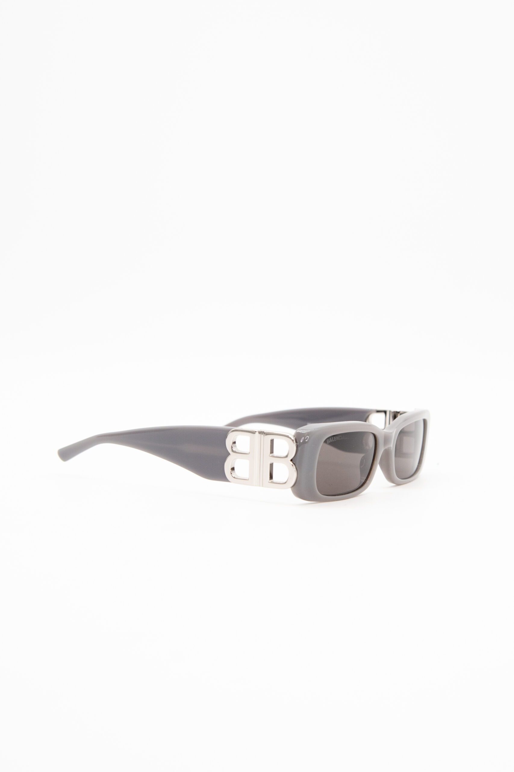 Thumbnail of http://Balenciaga%20Dynasty%20Sonnenbrille%20in%20Grau%20und%20Silber
