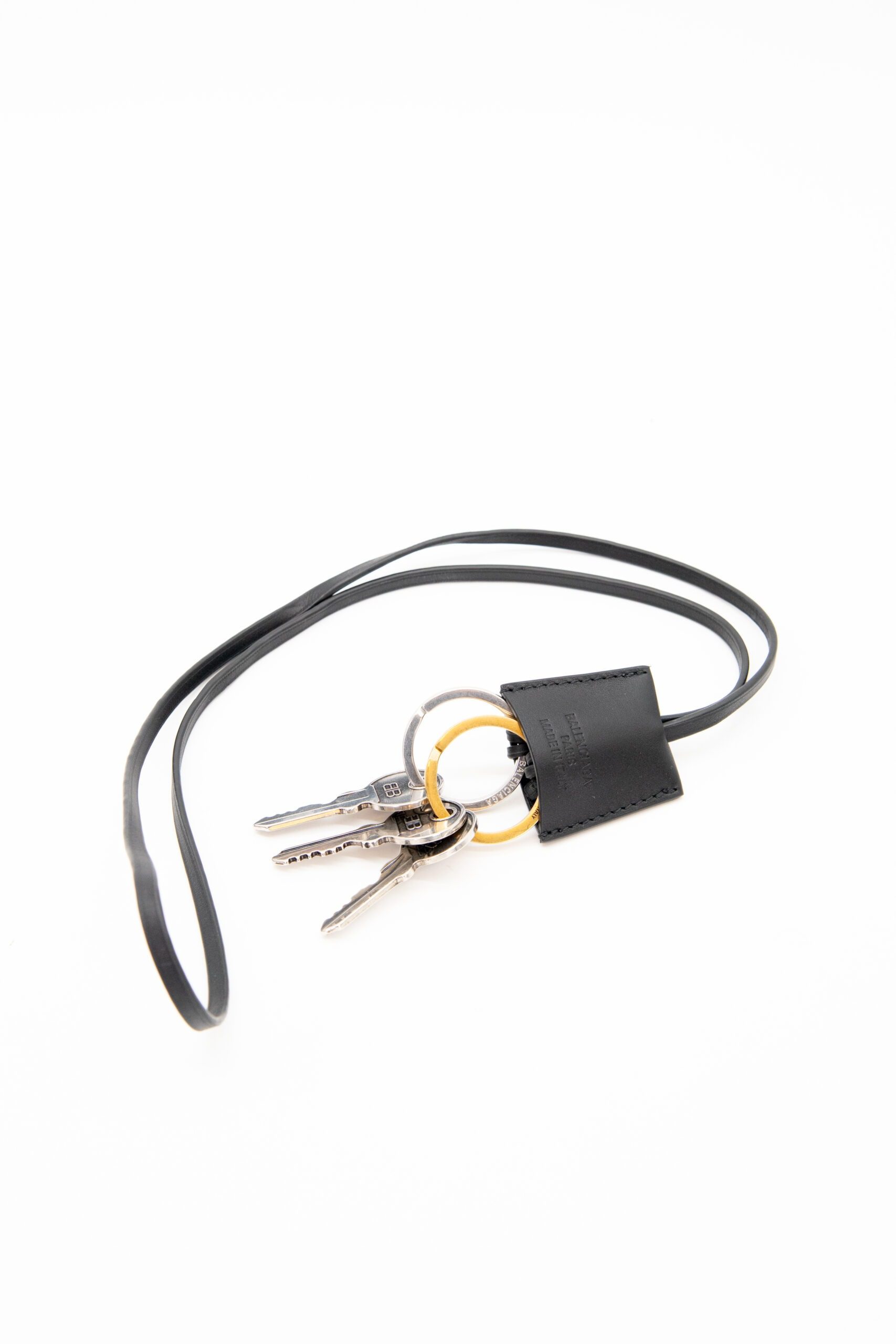 Thumbnail of http://Balenciaga%20Le%20City%20Anhänger%20in%20Schwarz,%20Silber%20und%20Antikgold