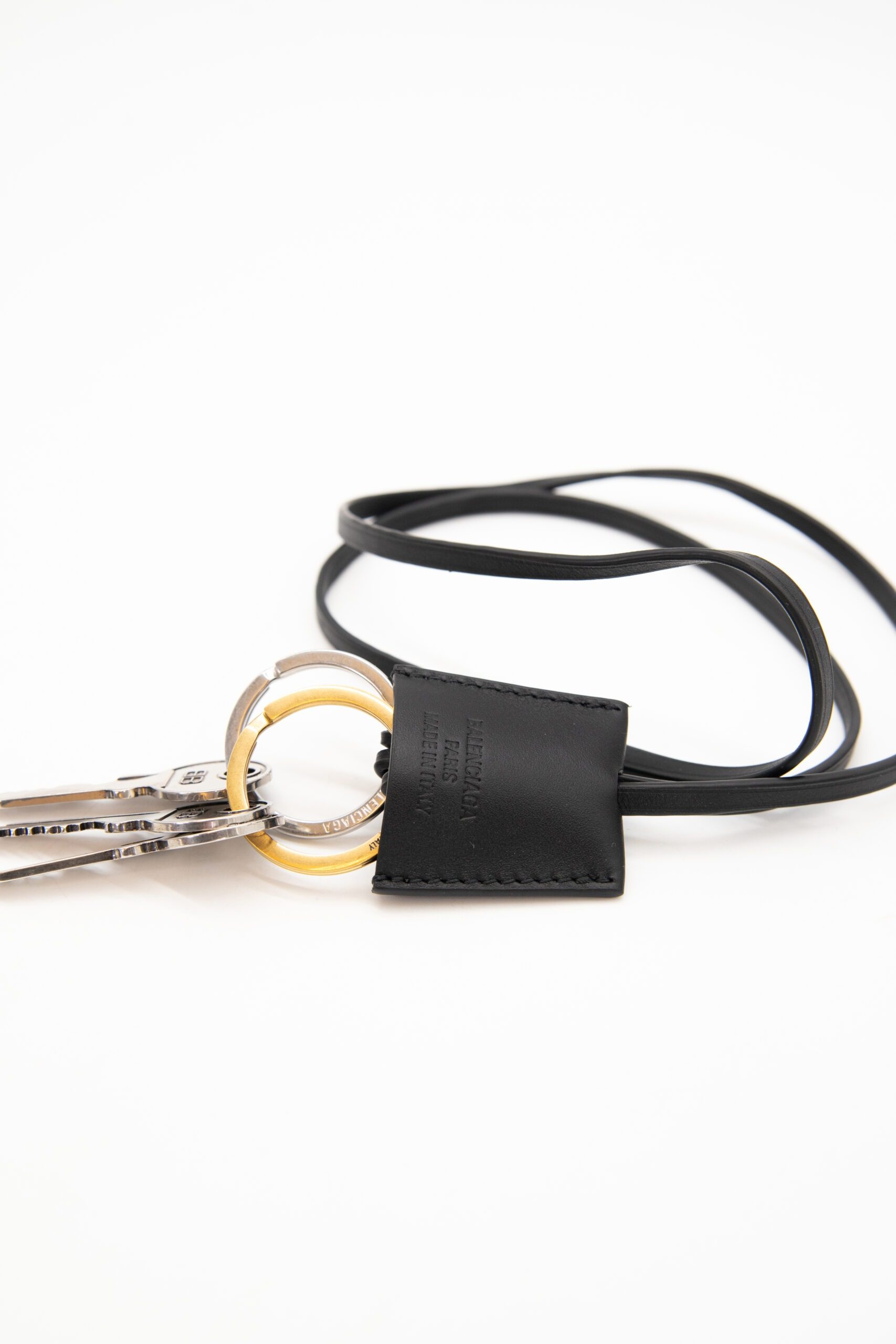 Thumbnail of http://Balenciaga%20Le%20City%20Anhänger%20in%20Schwarz,%20Silber%20und%20Antikgold