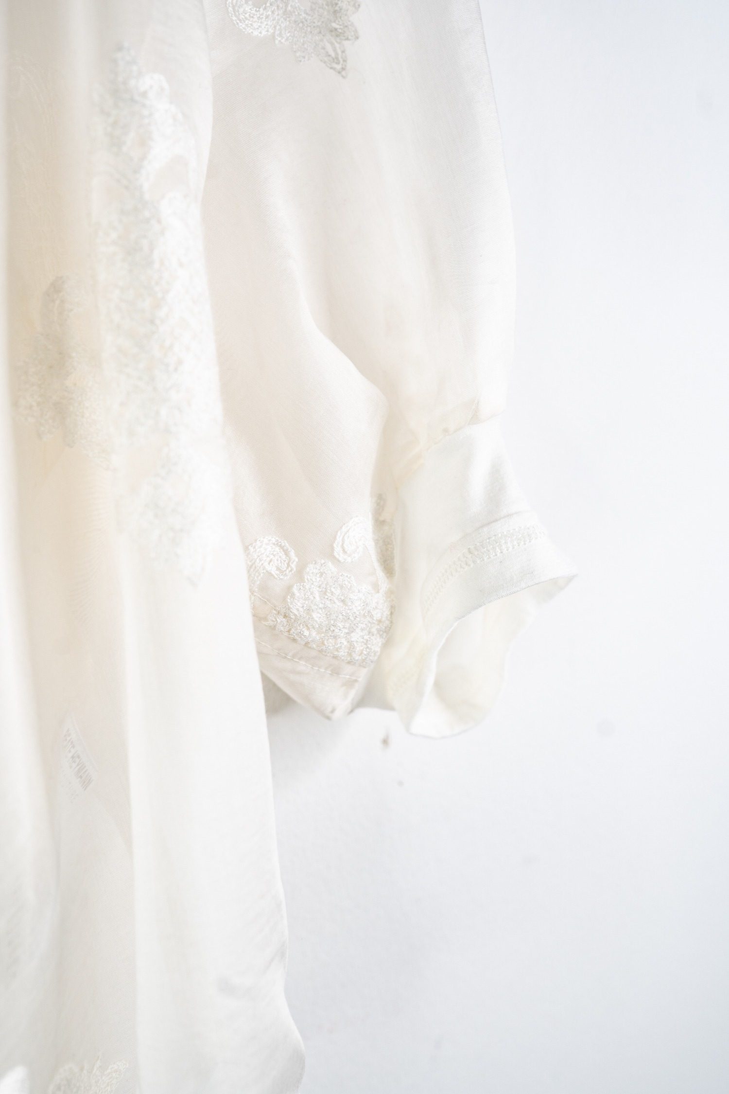 Thumbnail of http://Beate%20Heymann%20transparente%20Bluse%20mit%20Stickereien%20in%20Ecru