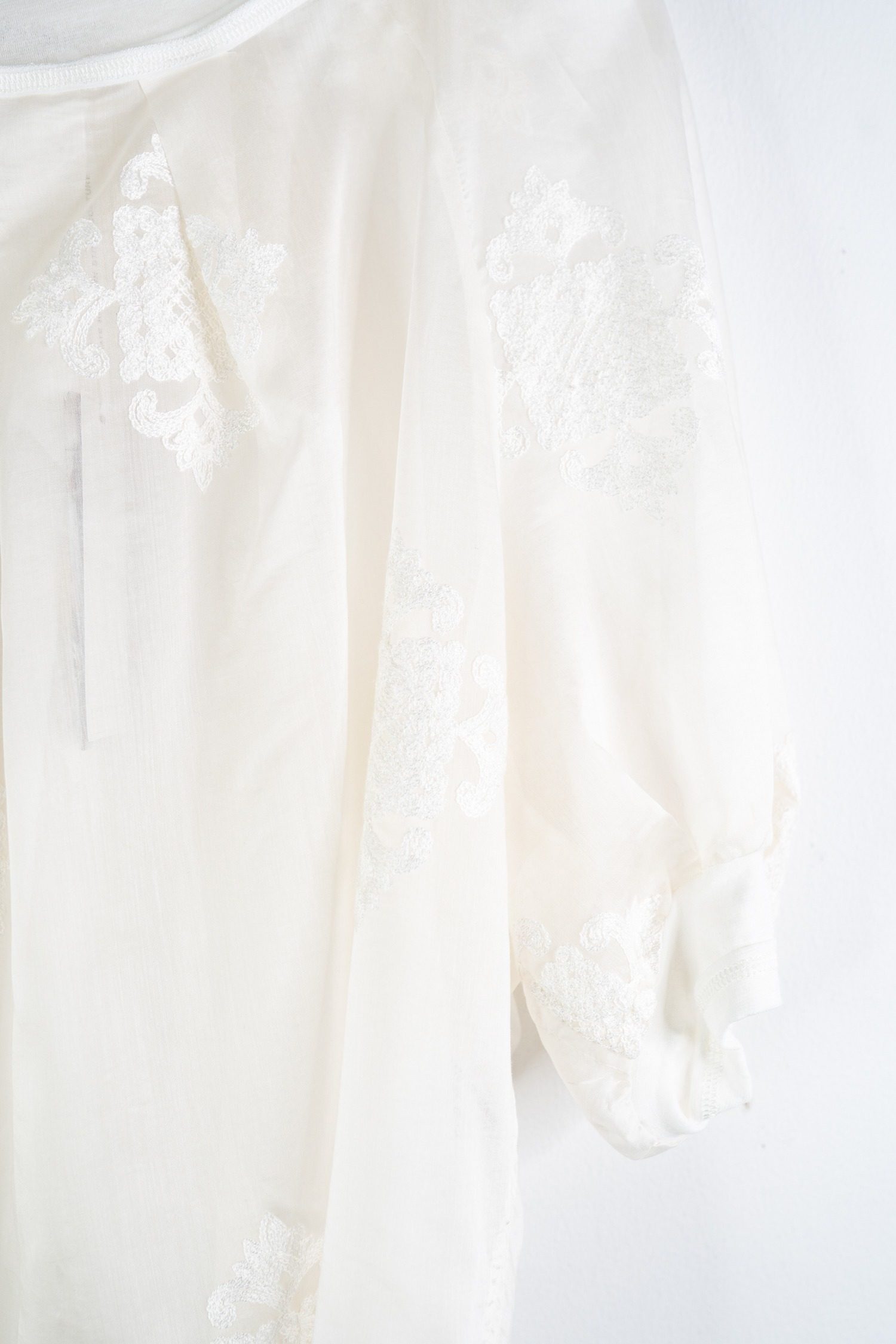 Thumbnail of http://Beate%20Heymann%20transparente%20Bluse%20mit%20Stickereien%20in%20Ecru