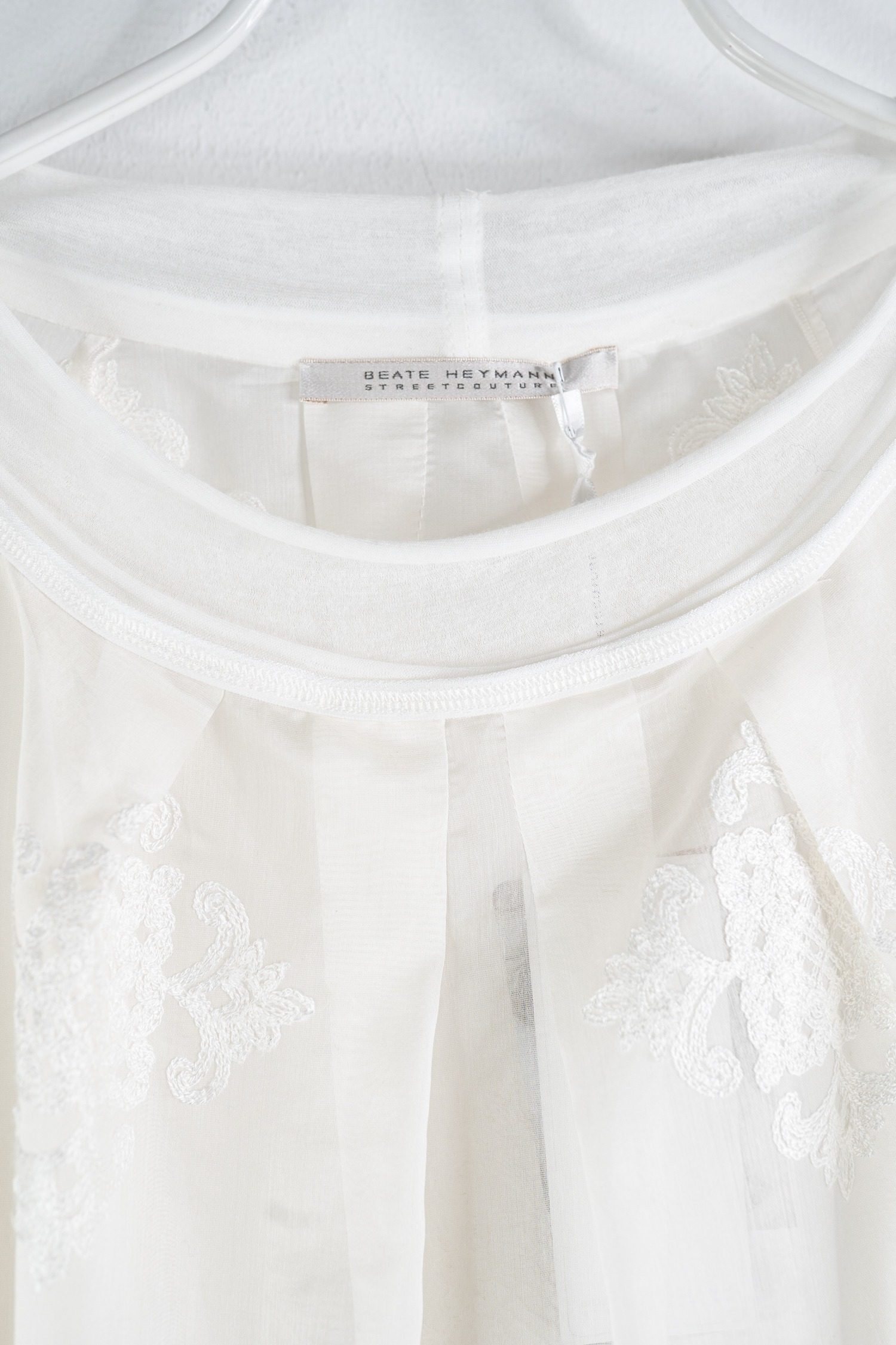 Thumbnail of http://Beate%20Heymann%20transparente%20Bluse%20mit%20Stickereien%20in%20Ecru