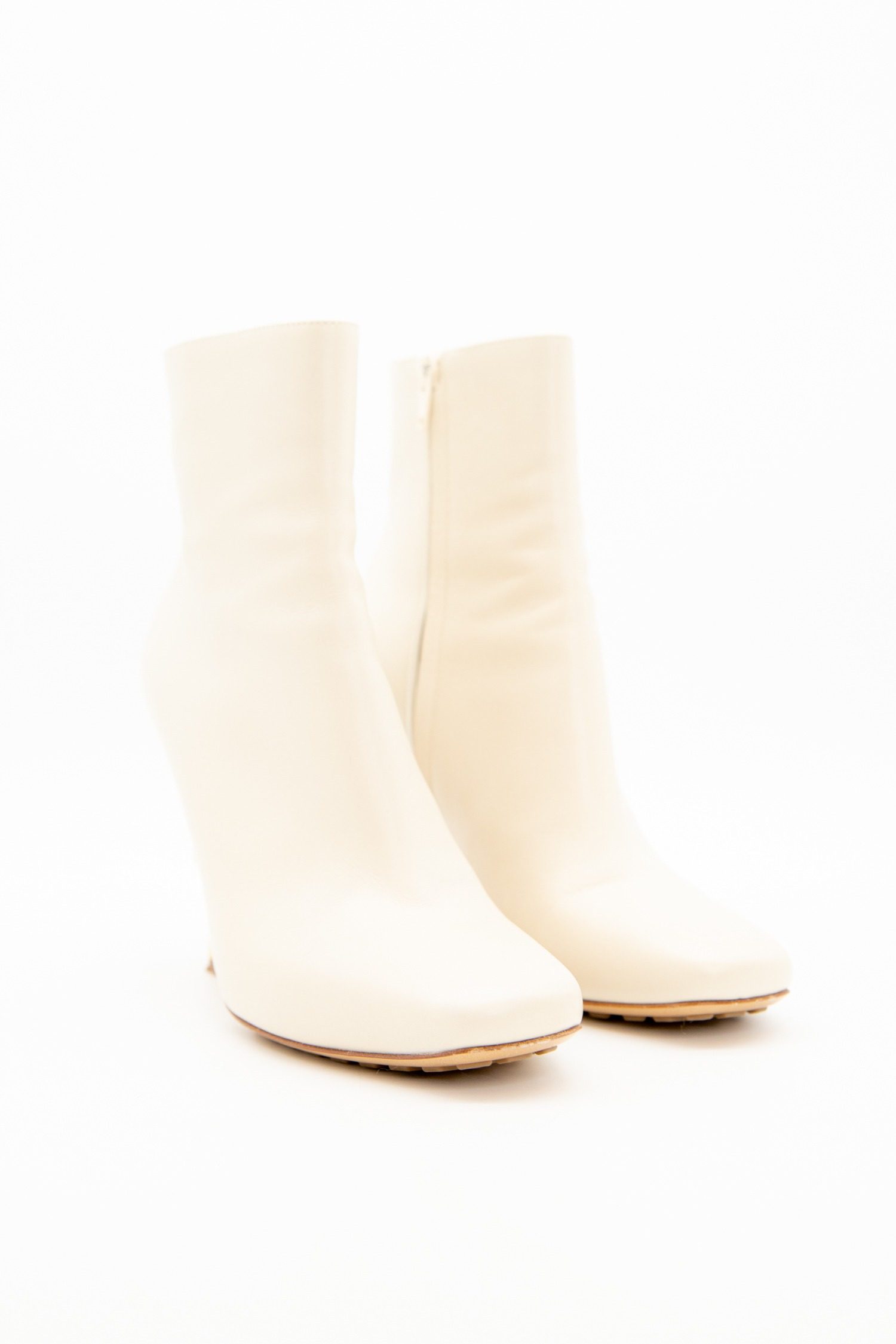 Thumbnail of http://Bottega%20Veneta%20Knot%20Stiefelette%20in%20Ecru%20und%20Gold