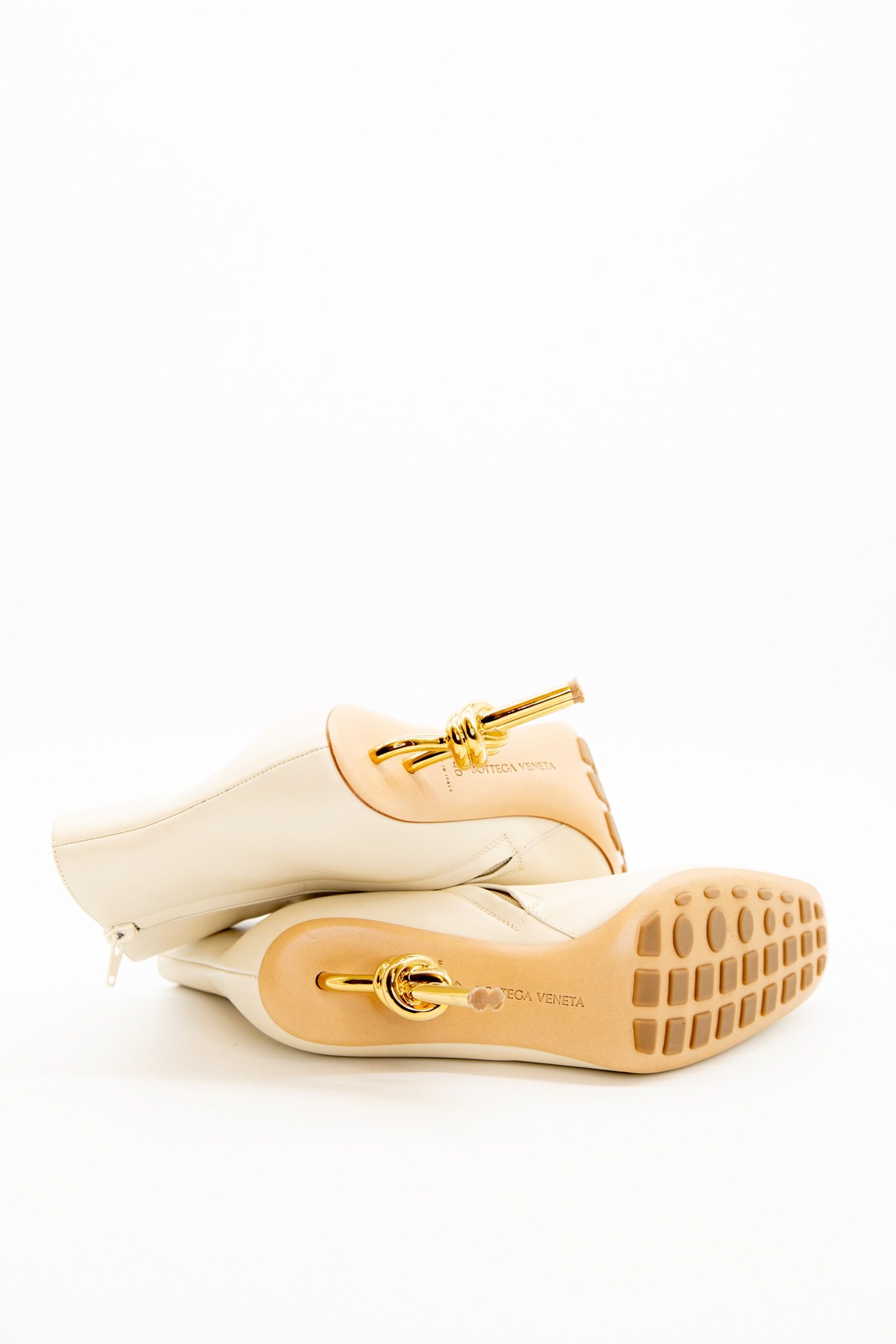 Thumbnail of http://Bottega%20Veneta%20Knot%20Stiefelette%20in%20Ecru%20und%20Gold