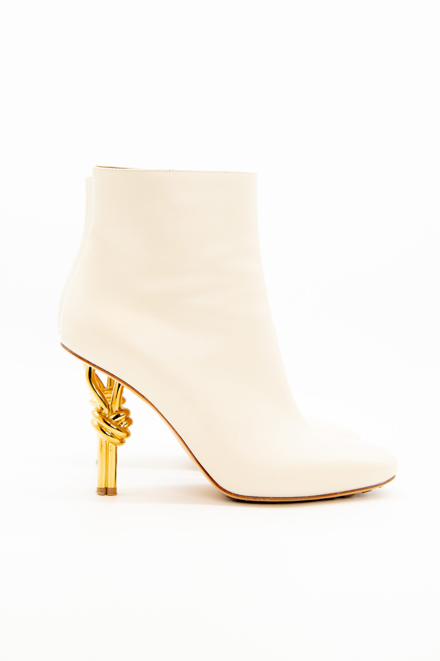 Bottega Veneta "Knot" Stiefelette in Ecru und Gold