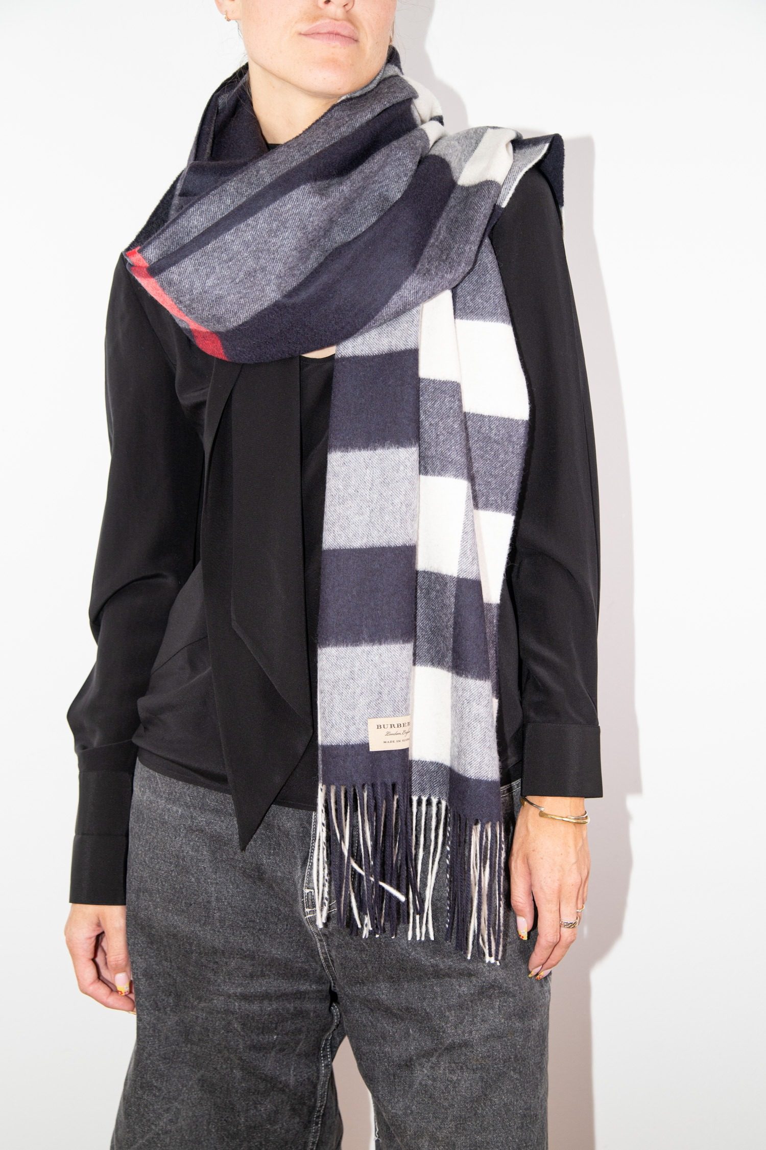 Thumbnail of http://Burberry%20Kaschmirschal%20mit%20Karo-Muster%20und%20Fransen%20in%20Dunkelblau