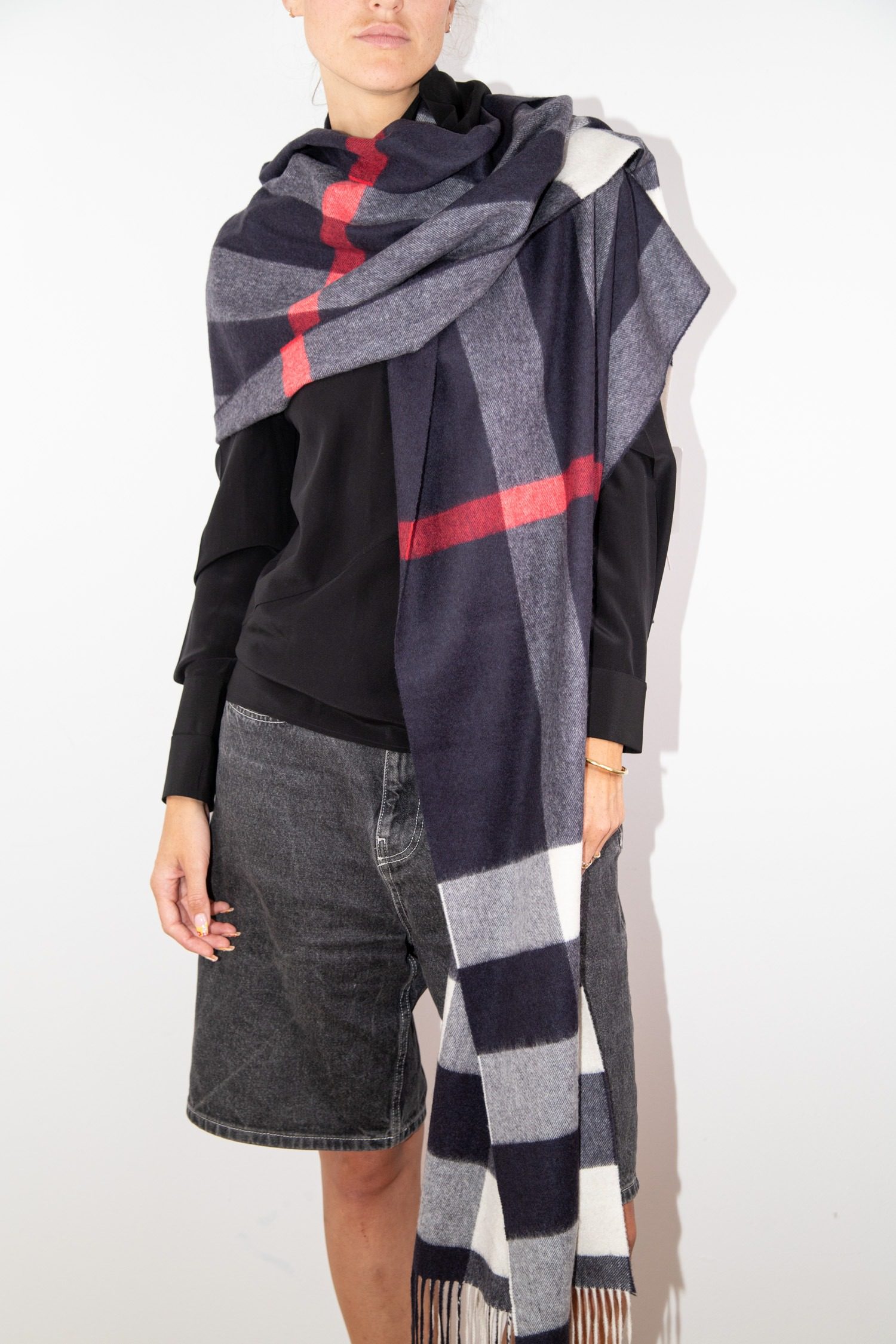 Thumbnail of http://Burberry%20Kaschmirschal%20mit%20Karo-Muster%20und%20Fransen%20in%20Dunkelblau