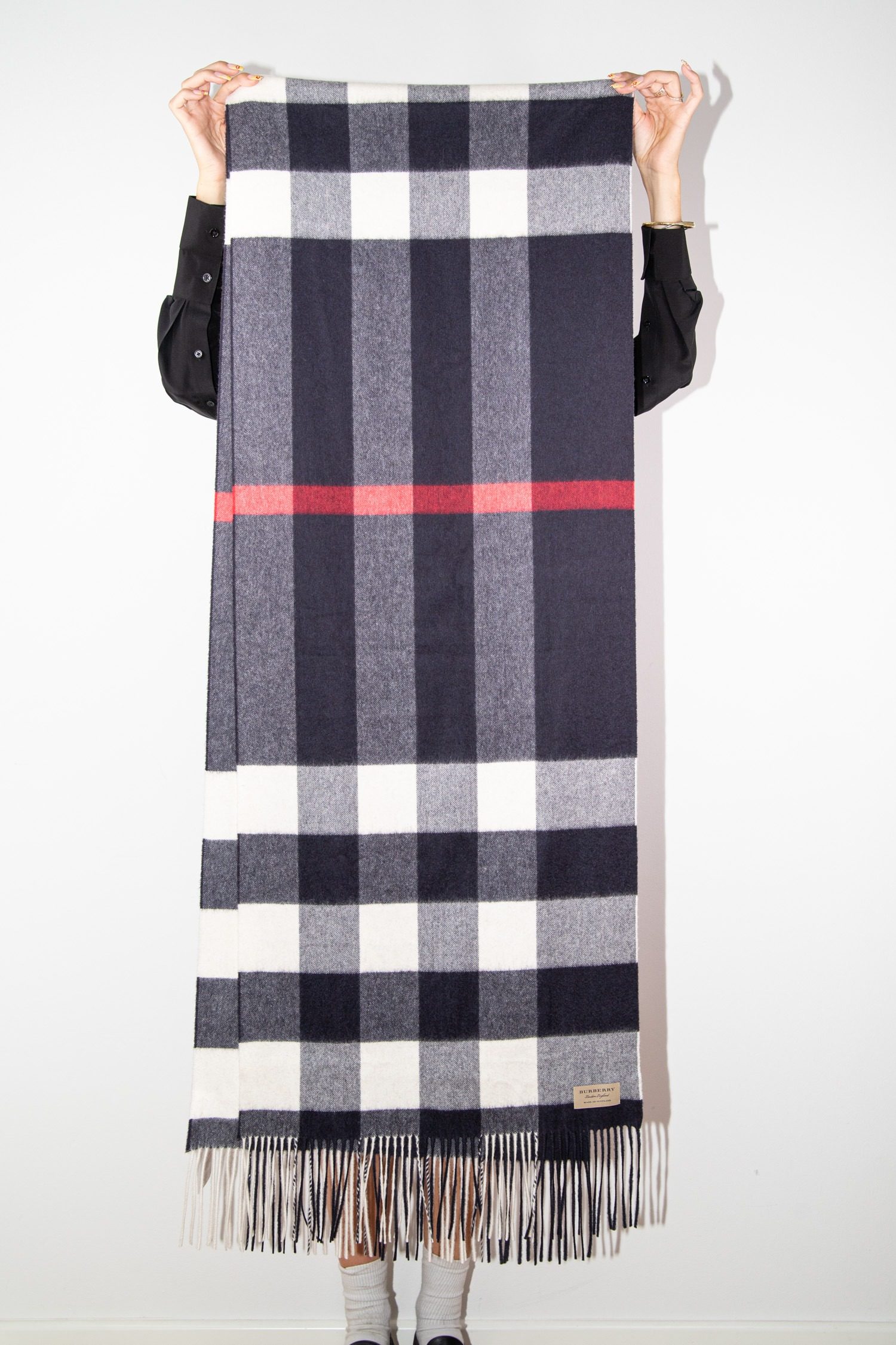 Thumbnail of http://Burberry%20Kaschmirschal%20mit%20Karo-Muster%20und%20Fransen%20in%20Dunkelblau