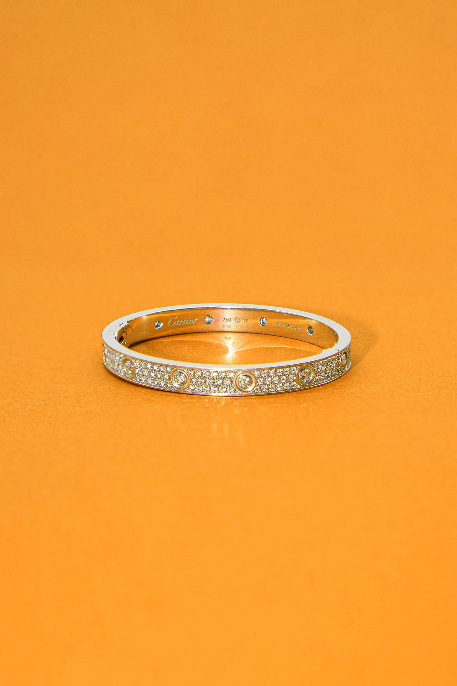 Cartier "Love" Armreif mit Diamanten