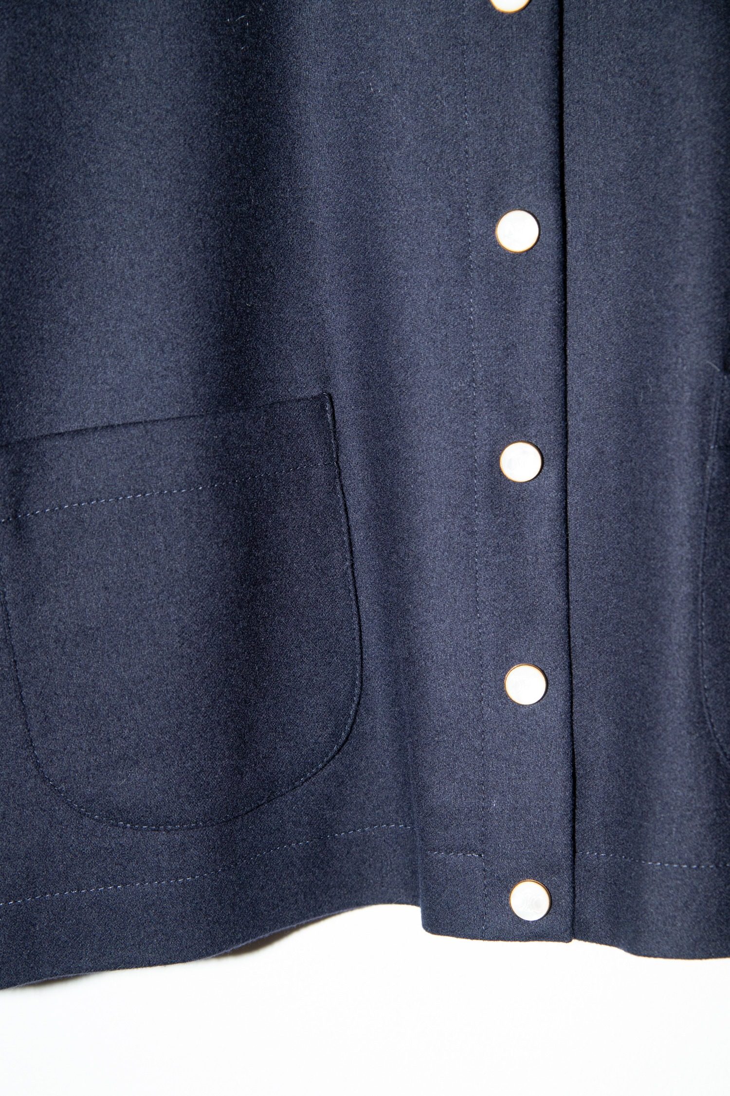 Thumbnail of http://Celine%20Jacke%20aus%20Kaschmir%20in%20Dunkelblau%20und%20Gold