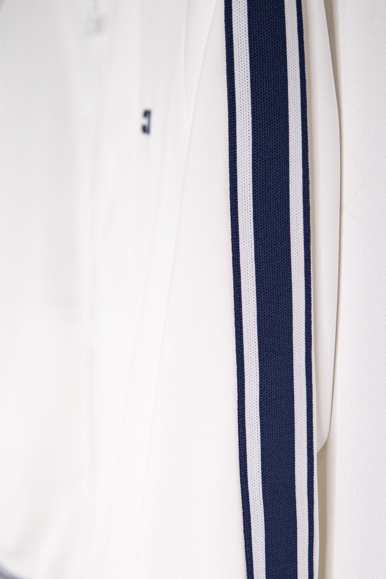 Thumbnail of http://Celine%20Trainingsjacke%20in%20Weiß%20und%20Dunkelblau