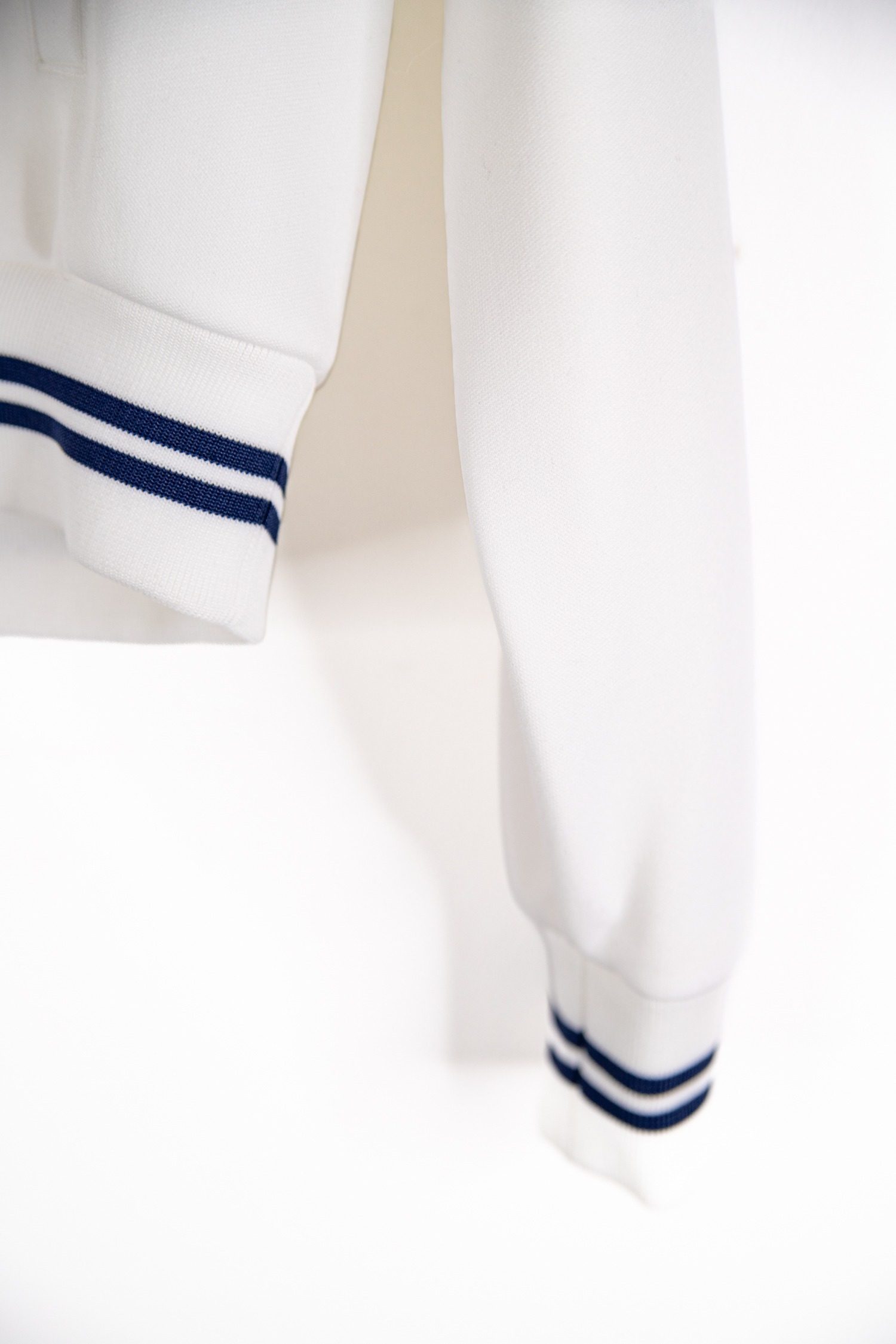 Thumbnail of http://Celine%20Trainingsjacke%20in%20Weiß%20und%20Dunkelblau