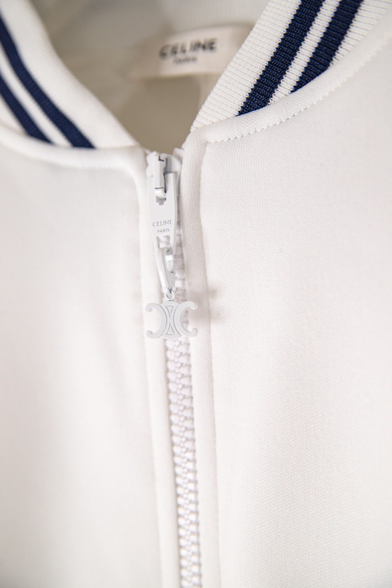 Thumbnail of http://Celine%20Trainingsjacke%20in%20Weiß%20und%20Dunkelblau