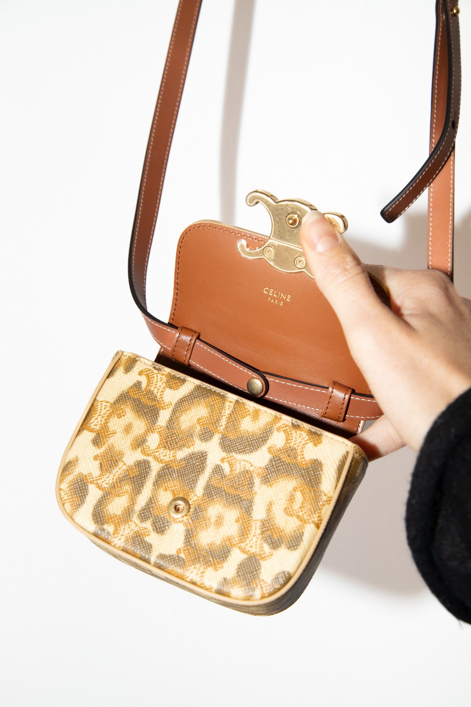 Thumbnail of http://Celine%20Mini%20Claude%20Umhängetasche%20mit%20Leoparden-Print