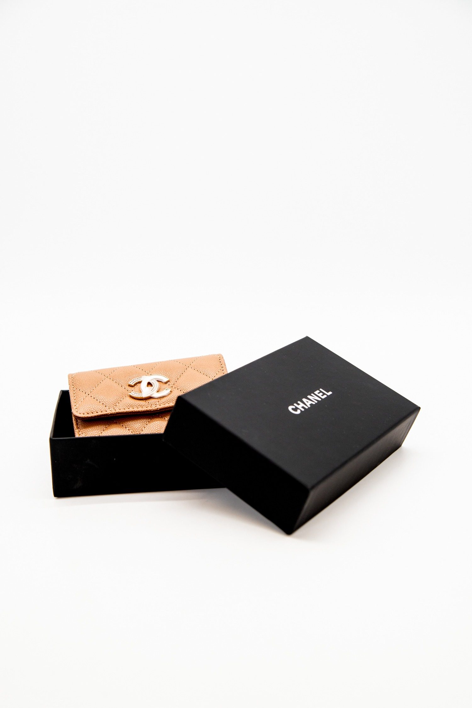 Thumbnail of http://Chanel%20Portemonnaie%20mit%20Strass%20in%20Hellbraun%20und%20Gold