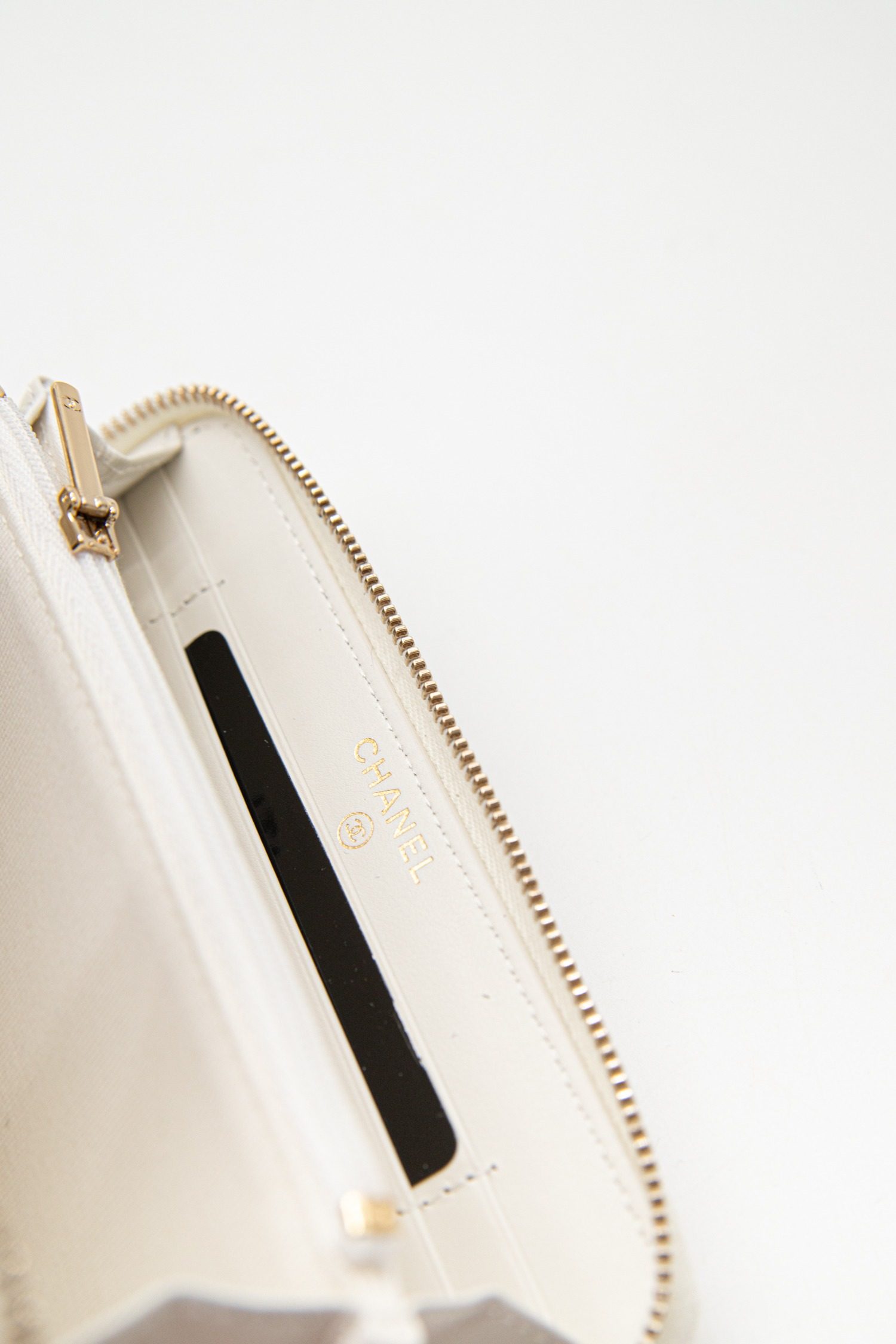 Thumbnail of http://Chanel%20Portemonnaie%20in%20Weiß%20und%20Gold