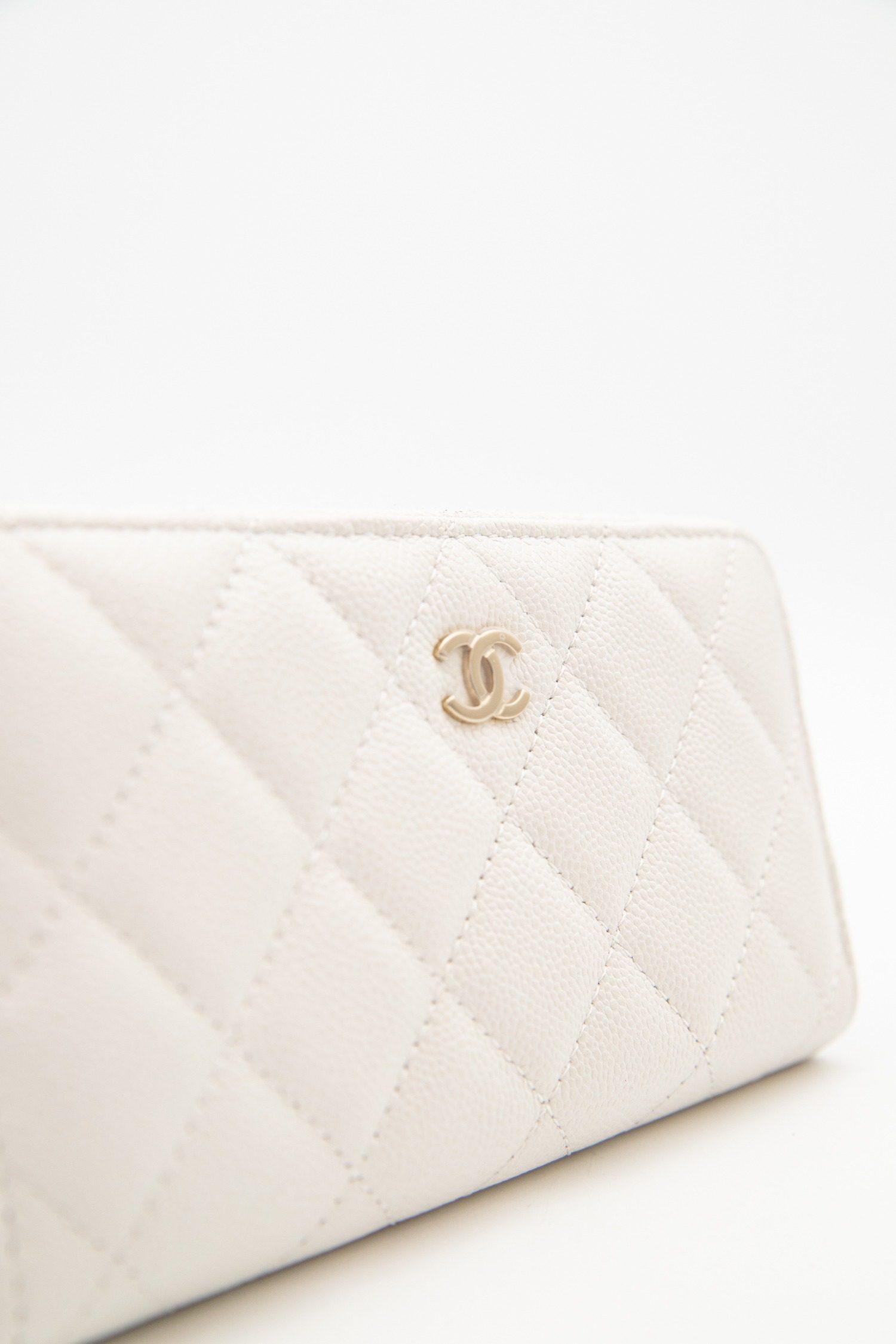 Thumbnail of http://Chanel%20Portemonnaie%20in%20Weiß%20und%20Gold