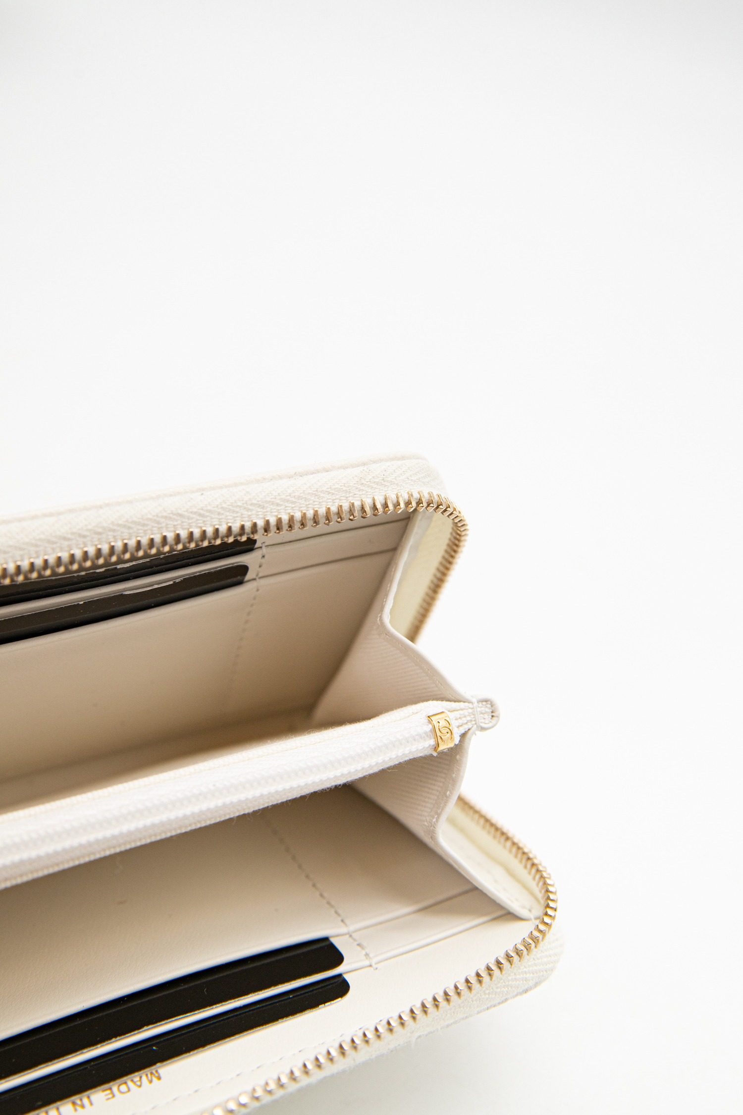 Thumbnail of http://Chanel%20Portemonnaie%20in%20Weiß%20und%20Gold