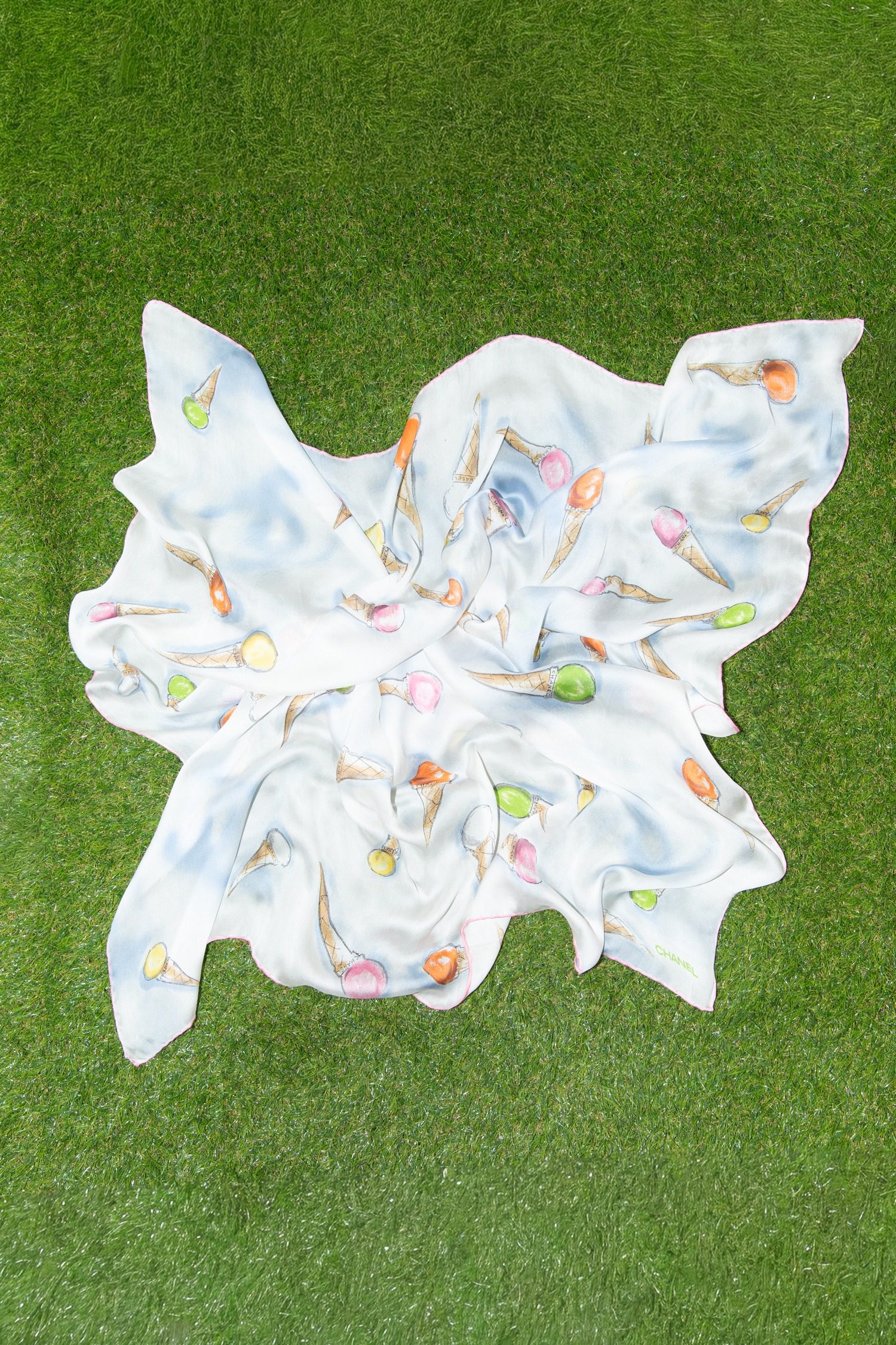 Thumbnail of http://Chanel%20Vintage%20Tuch%20mit%20Eistüten%20Print%20in%20Ecru%20und%20Rosa