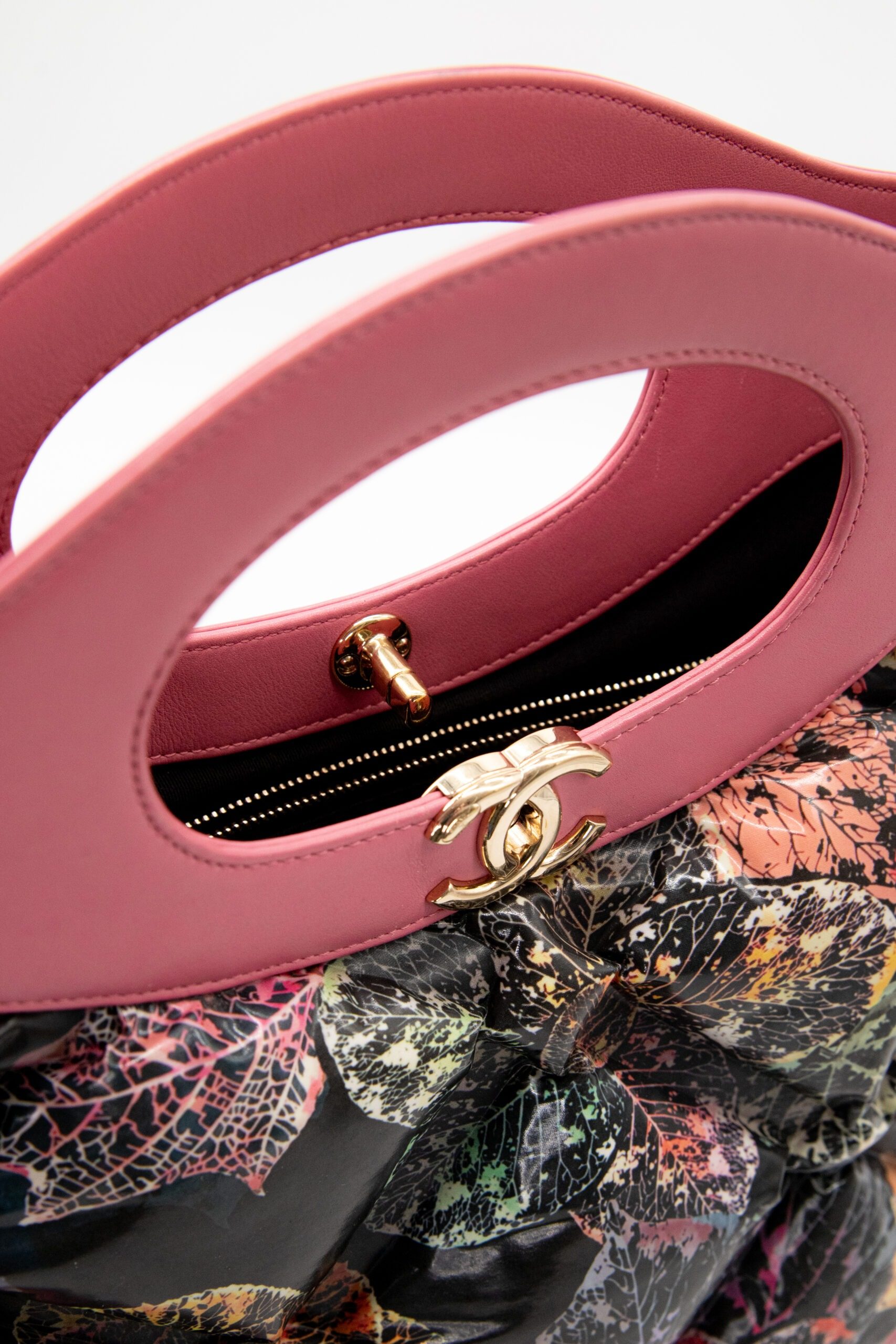 Thumbnail of http://Chanel%2031%20Shopping%20Bag%20Medium%20in%20Pink%20und%20Bunt