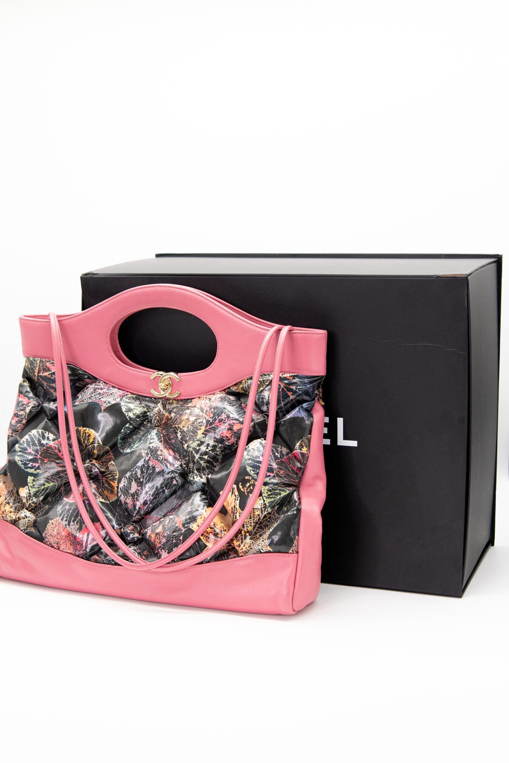 Thumbnail of http://Chanel%2031%20Shopping%20Bag%20Medium%20in%20Pink%20und%20Bunt