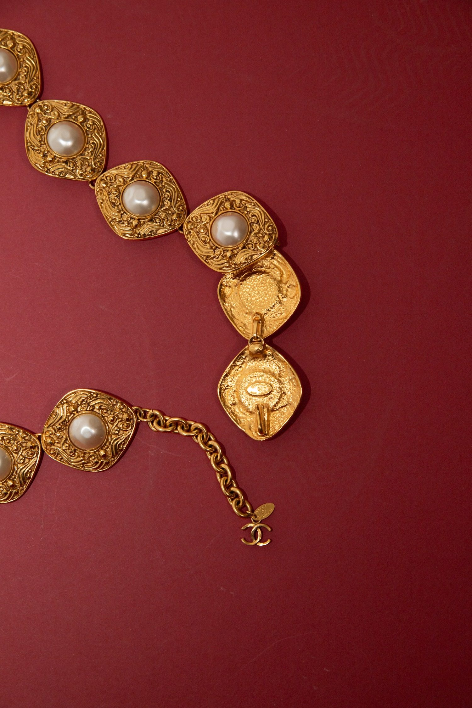 Thumbnail of http://Chanel%20Kettengürtel%20mit%20Perlen%20in%20Gold%20und%20Ecru