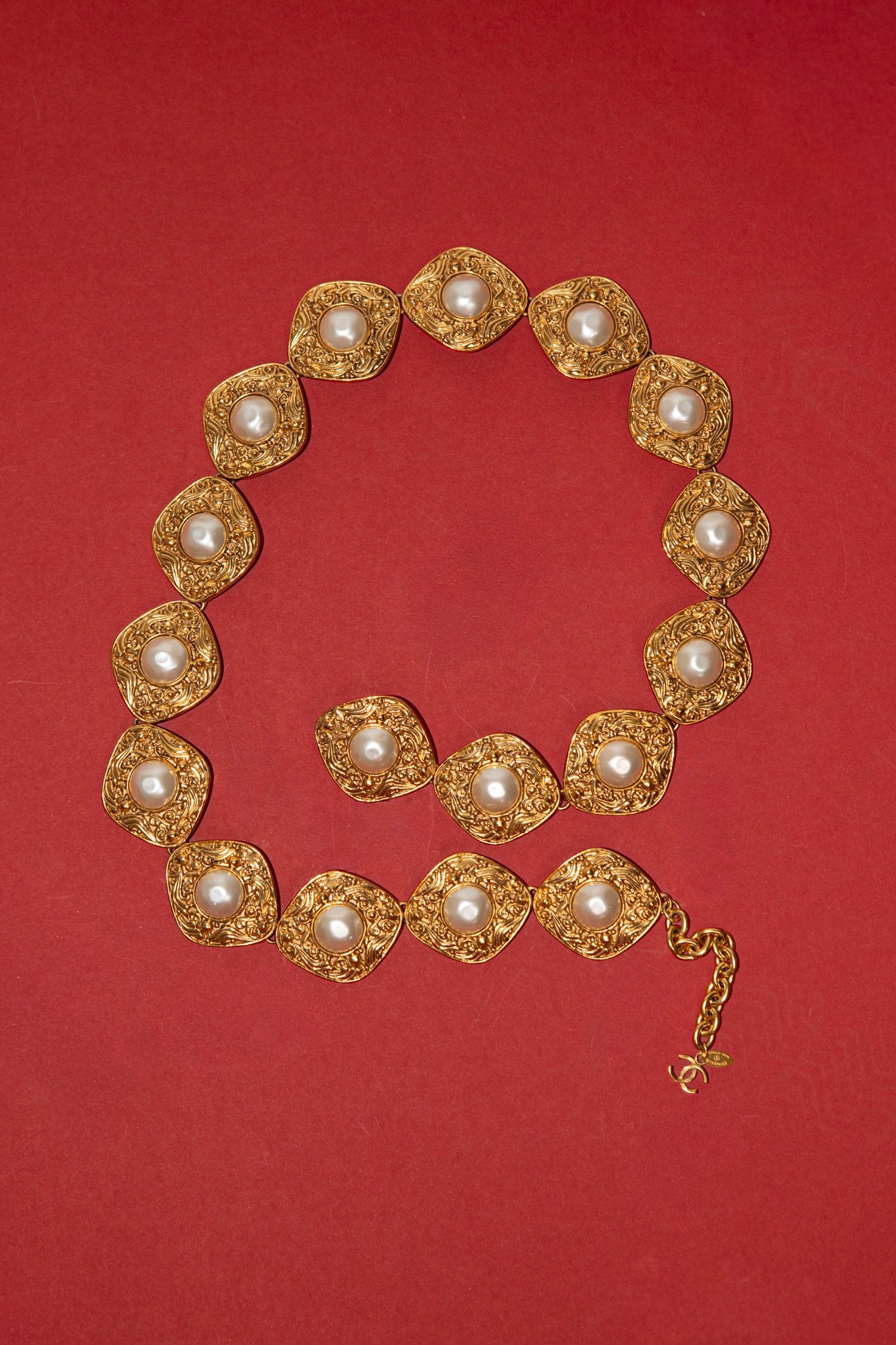 Thumbnail of http://Chanel%20Kettengürtel%20mit%20Perlen%20in%20Gold%20und%20Ecru