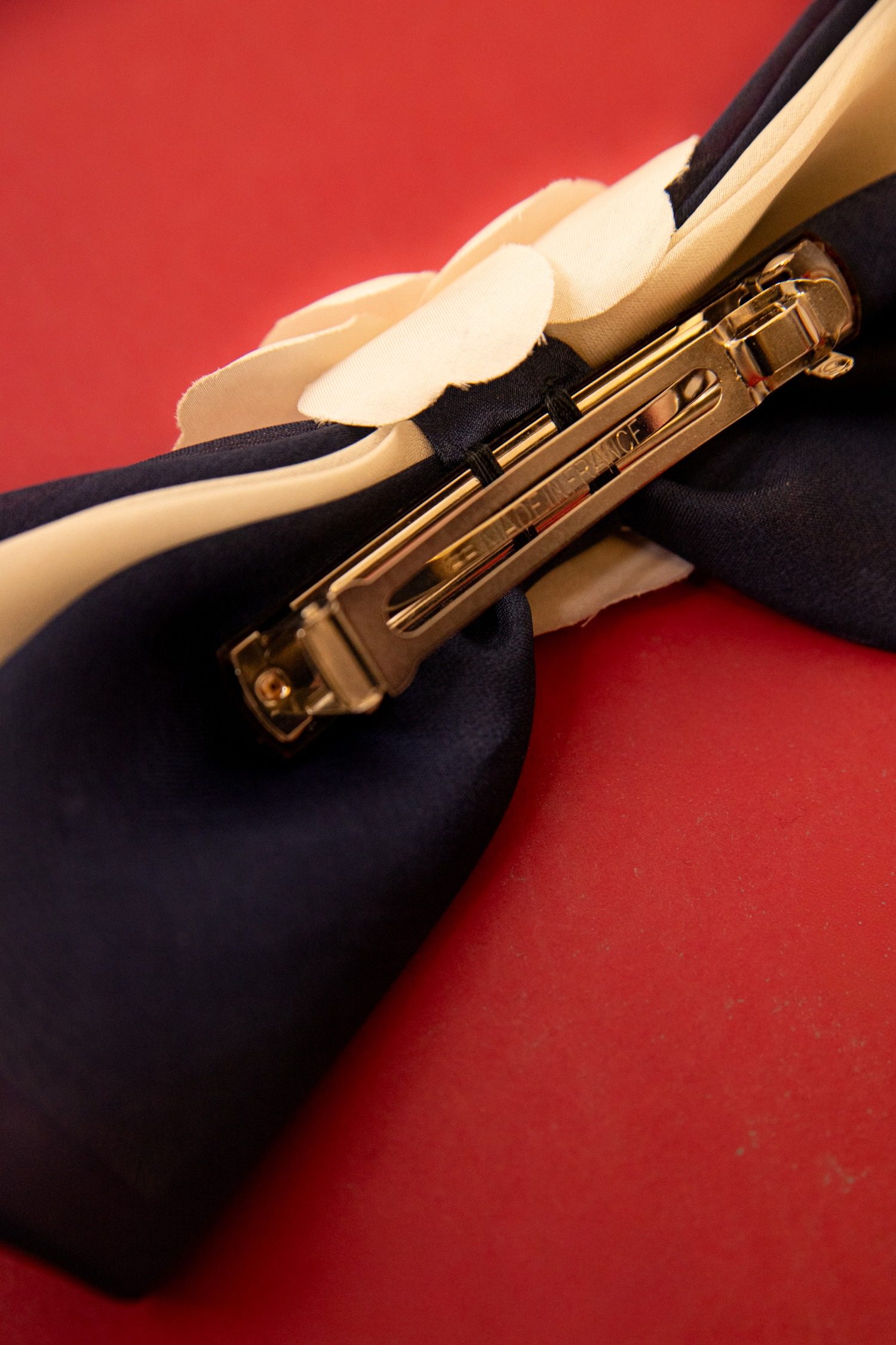 Thumbnail of http://Chanel%20Vintage%20Haarklammer%20mit%20Schleife%20in%20Dunkelblau%20und%20Weiß