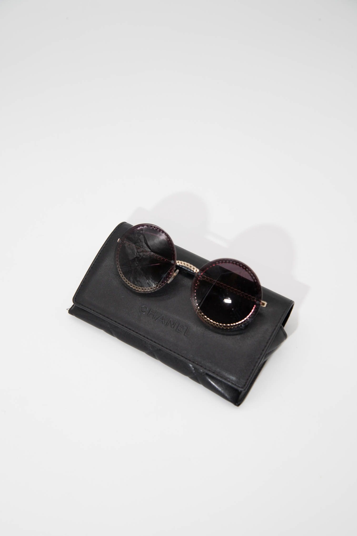 Thumbnail of http://Chanel%204245%20Sonnenbrille%20mit%20runden%20Gläsern%20in%20Schwarz
