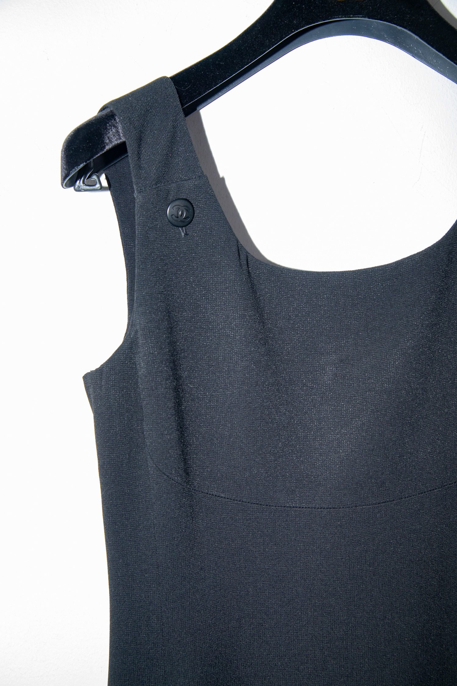 Thumbnail of http://Chanel%20gerades%20Maxikleid%20mit%20Knöpfen%20in%20Schwarz