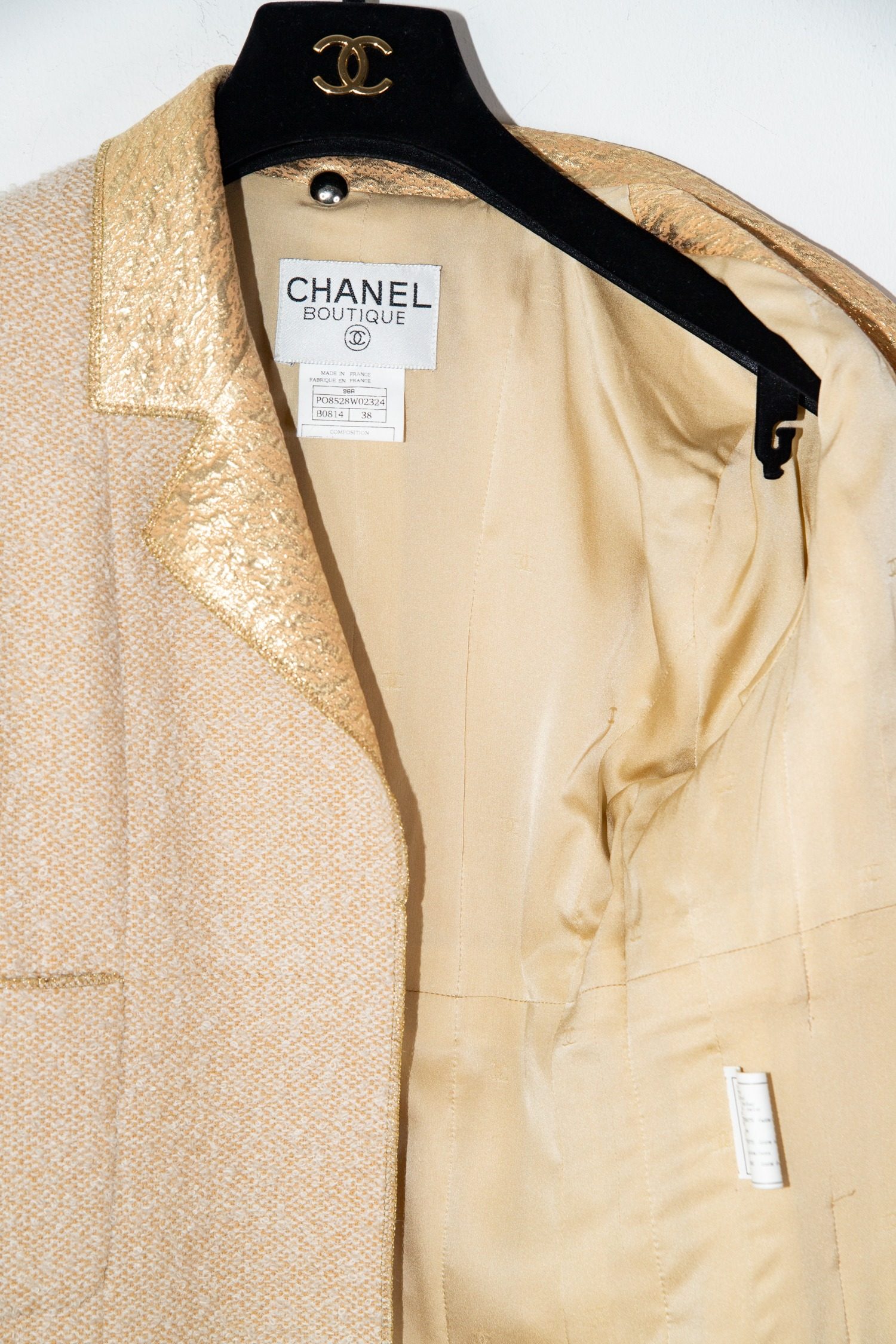 Thumbnail of http://Chanel%20Vintage%20Mantel%20in%20Gold%20und%20Ecru