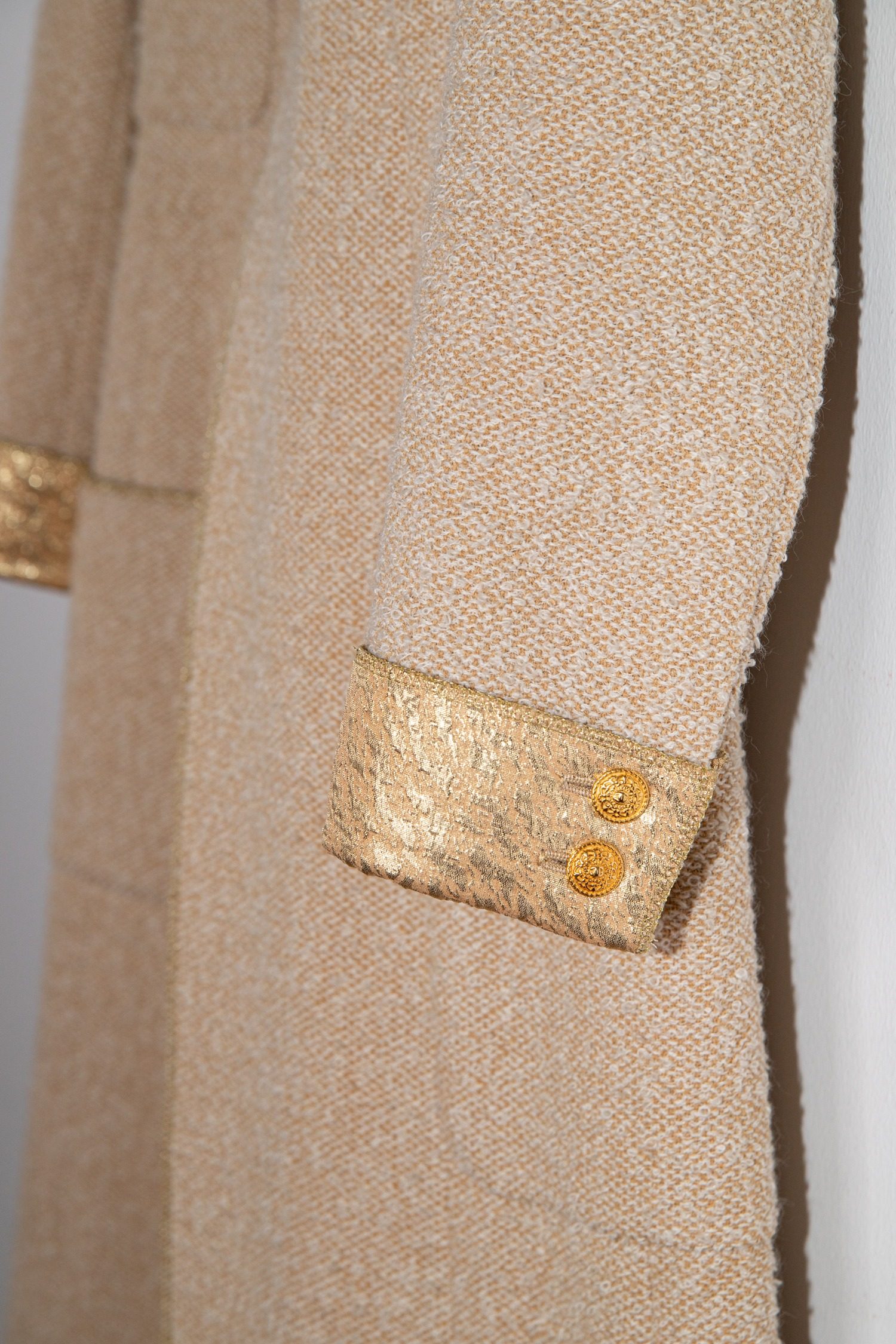 Thumbnail of http://Chanel%20Vintage%20Mantel%20in%20Gold%20und%20Ecru