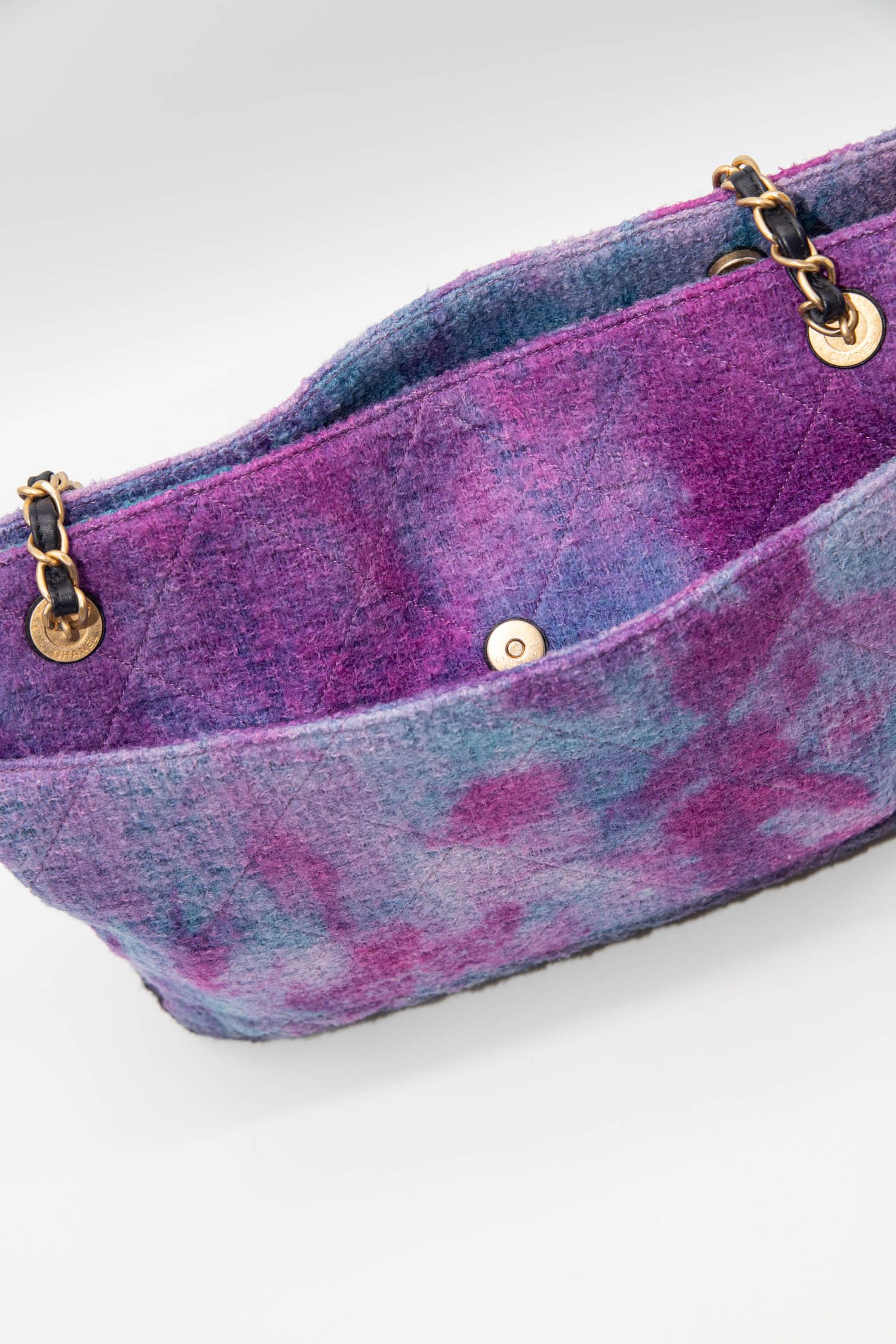 Thumbnail of http://Chanel%20Deauville%20Shopper%20im%20Batik%20Design