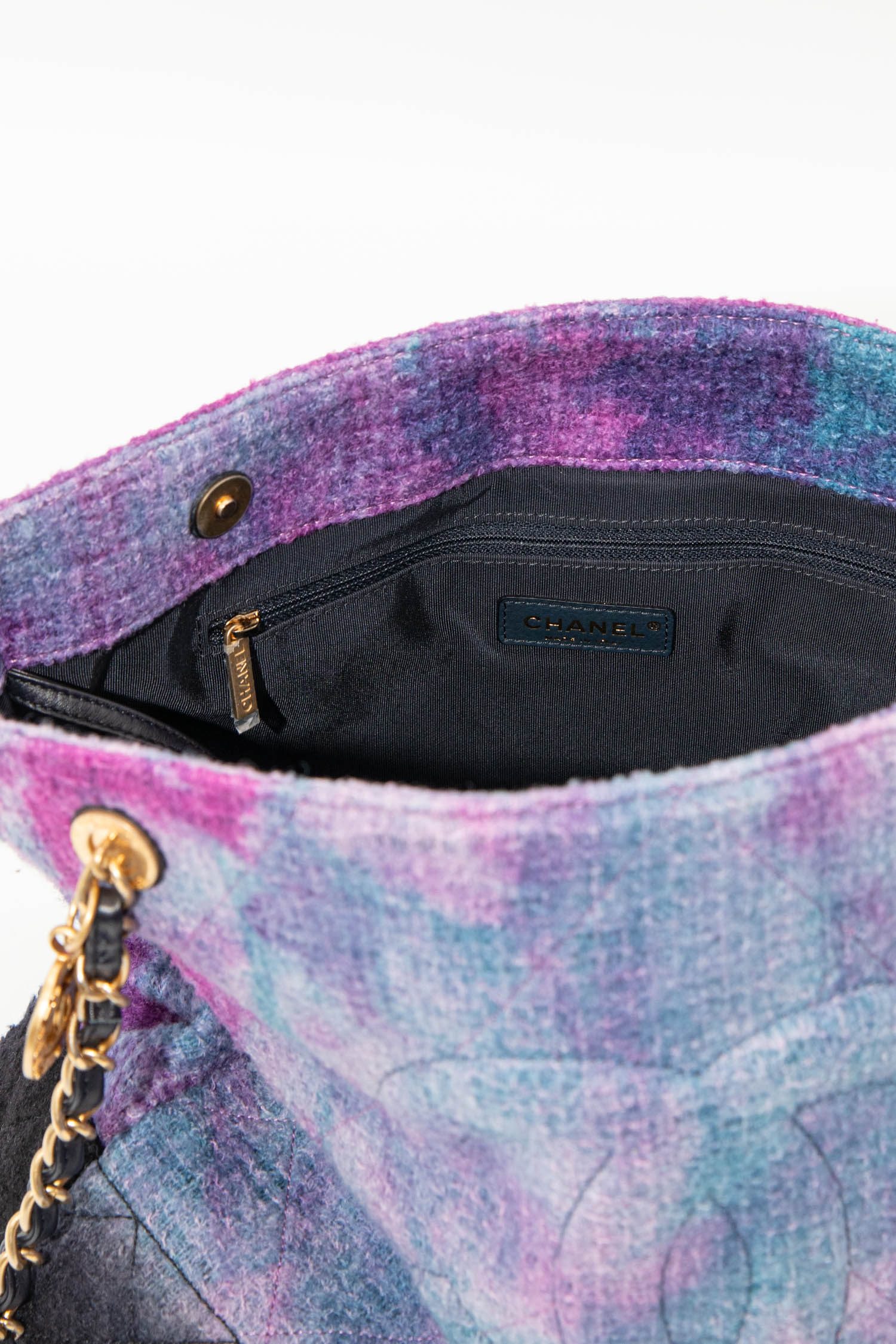 Thumbnail of http://Chanel%20Deauville%20Shopper%20im%20Batik%20Design