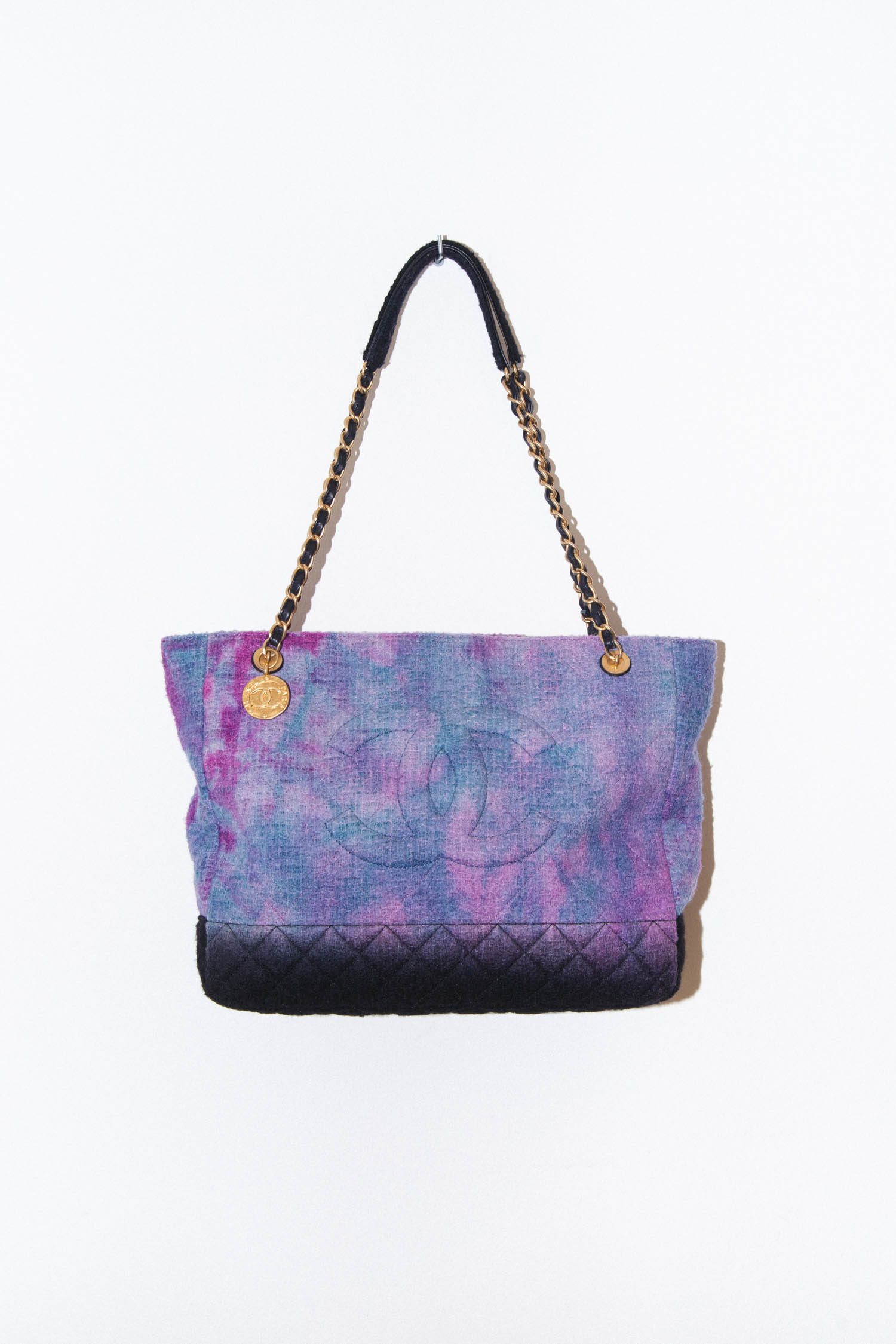Thumbnail of http://Chanel%20Deauville%20Shopper%20im%20Batik%20Design