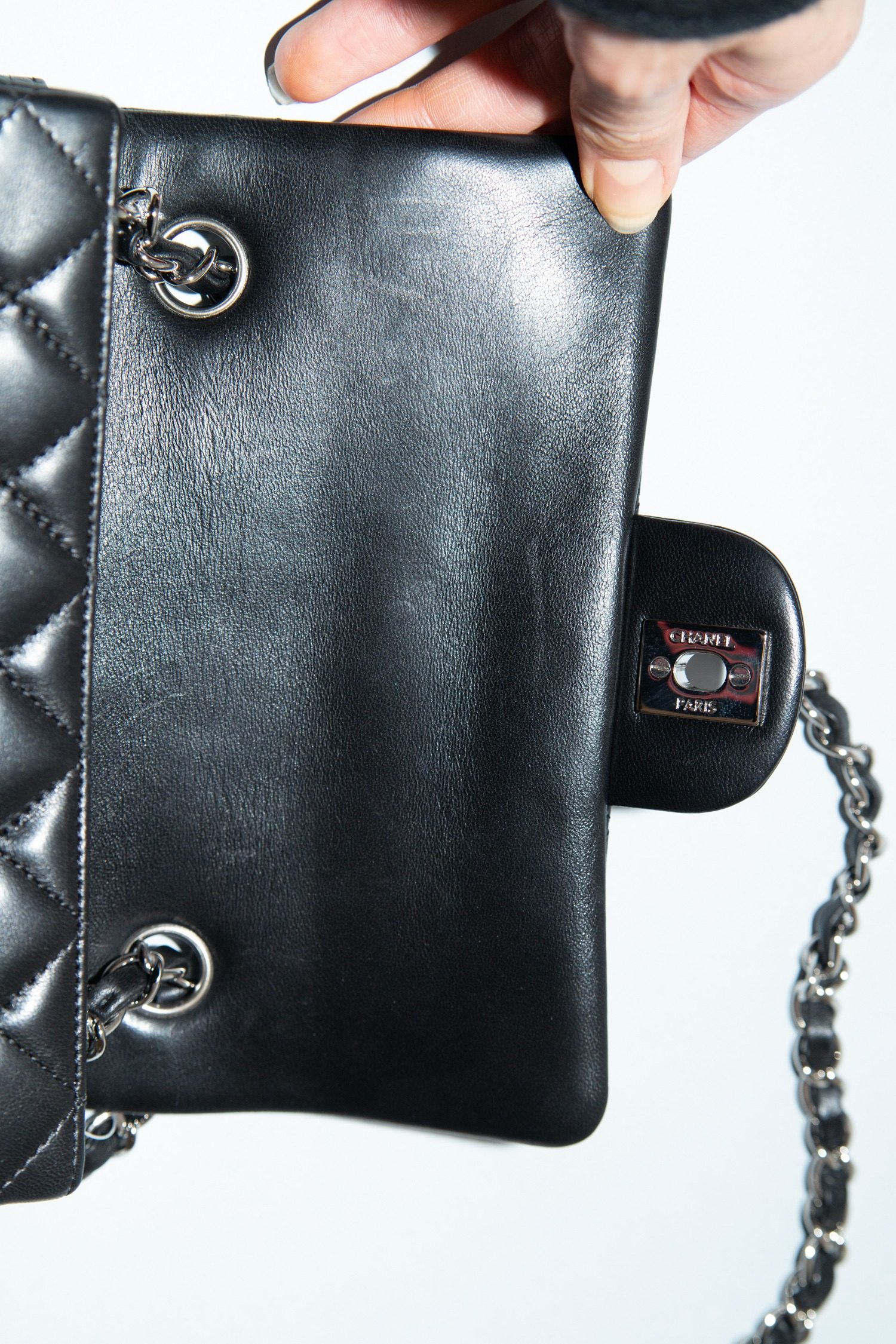 Thumbnail of http://Chanel%20„Timeless%20Flap%20Bag%20Mini“%20in%20Schwarz%20und%20Silber