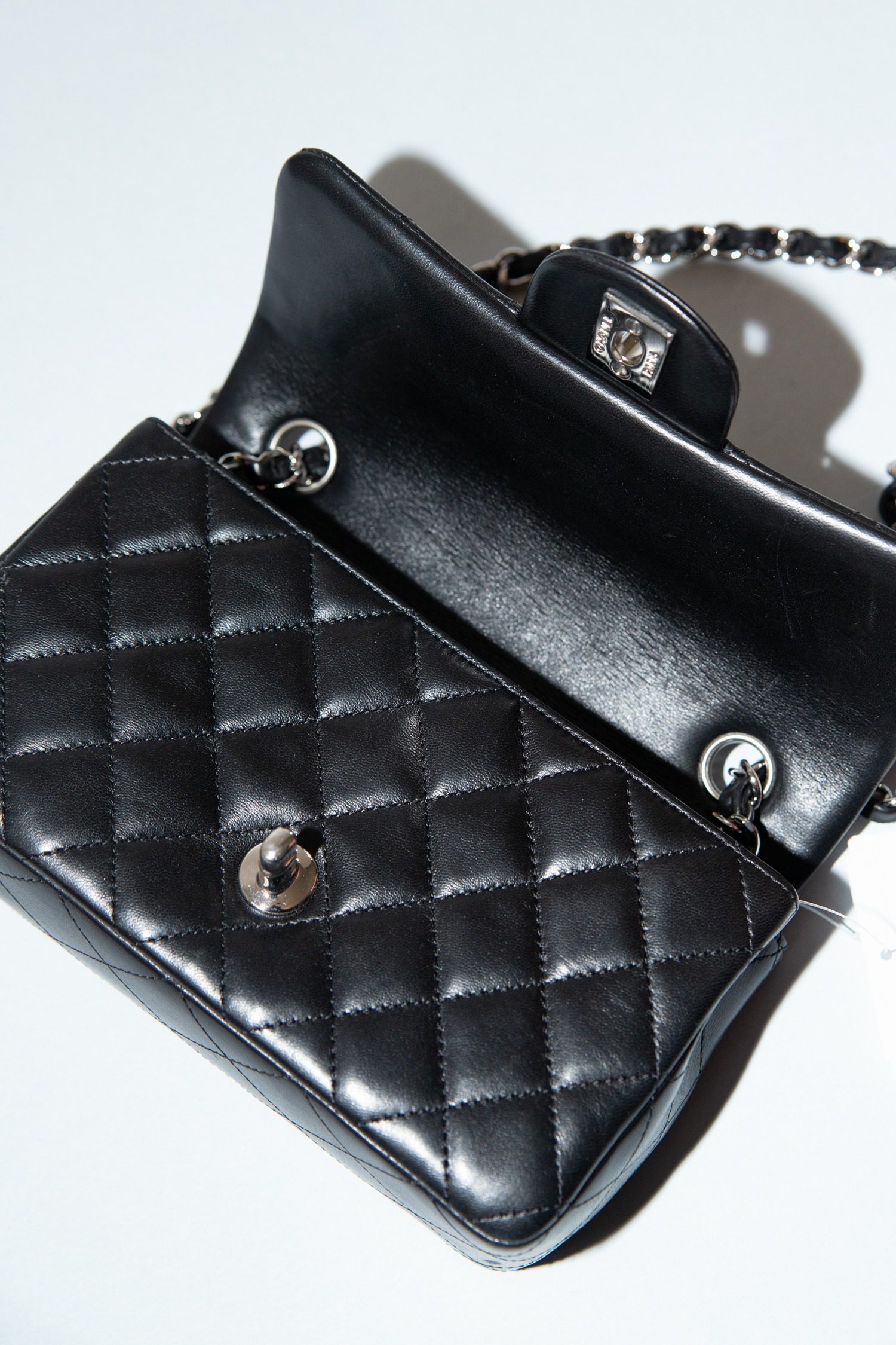 Thumbnail of http://Chanel%20„Timeless%20Flap%20Bag%20Mini“%20in%20Schwarz%20und%20Silber