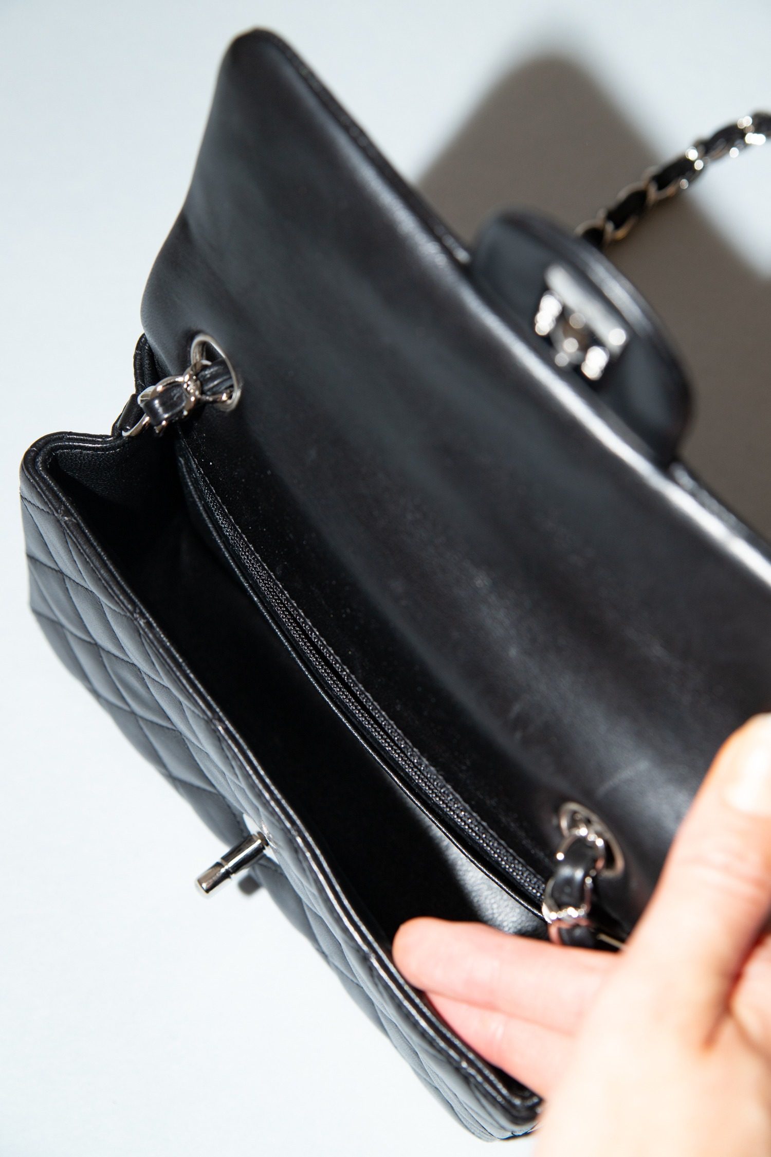 Thumbnail of http://Chanel%20„Timeless%20Flap%20Bag%20Mini“%20in%20Schwarz%20und%20Silber